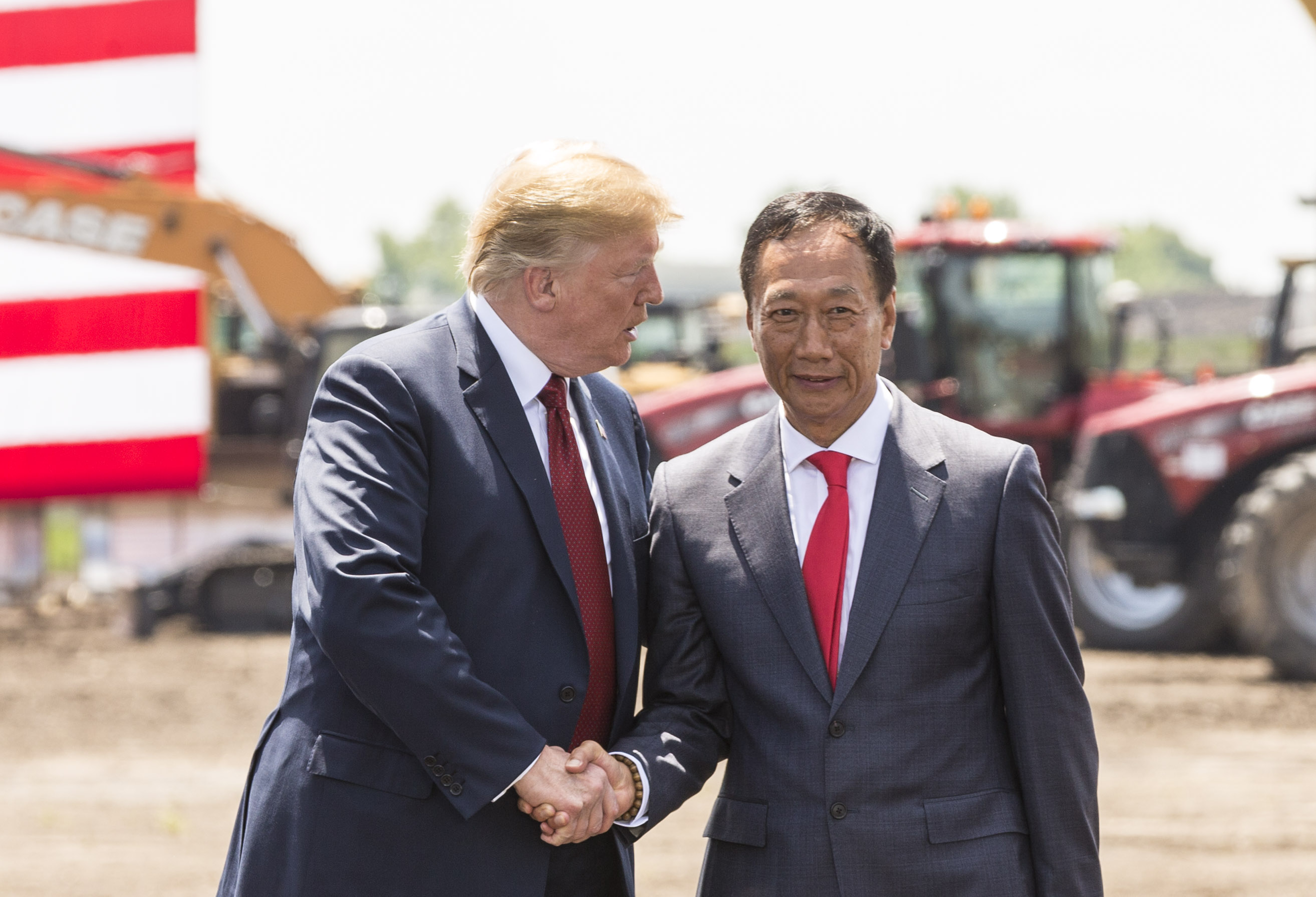 U.S. President Donald Trump (L) shakes hands with Foxconn CEO Terry Gou ... (Photo by Andy Manis/Getty Images)