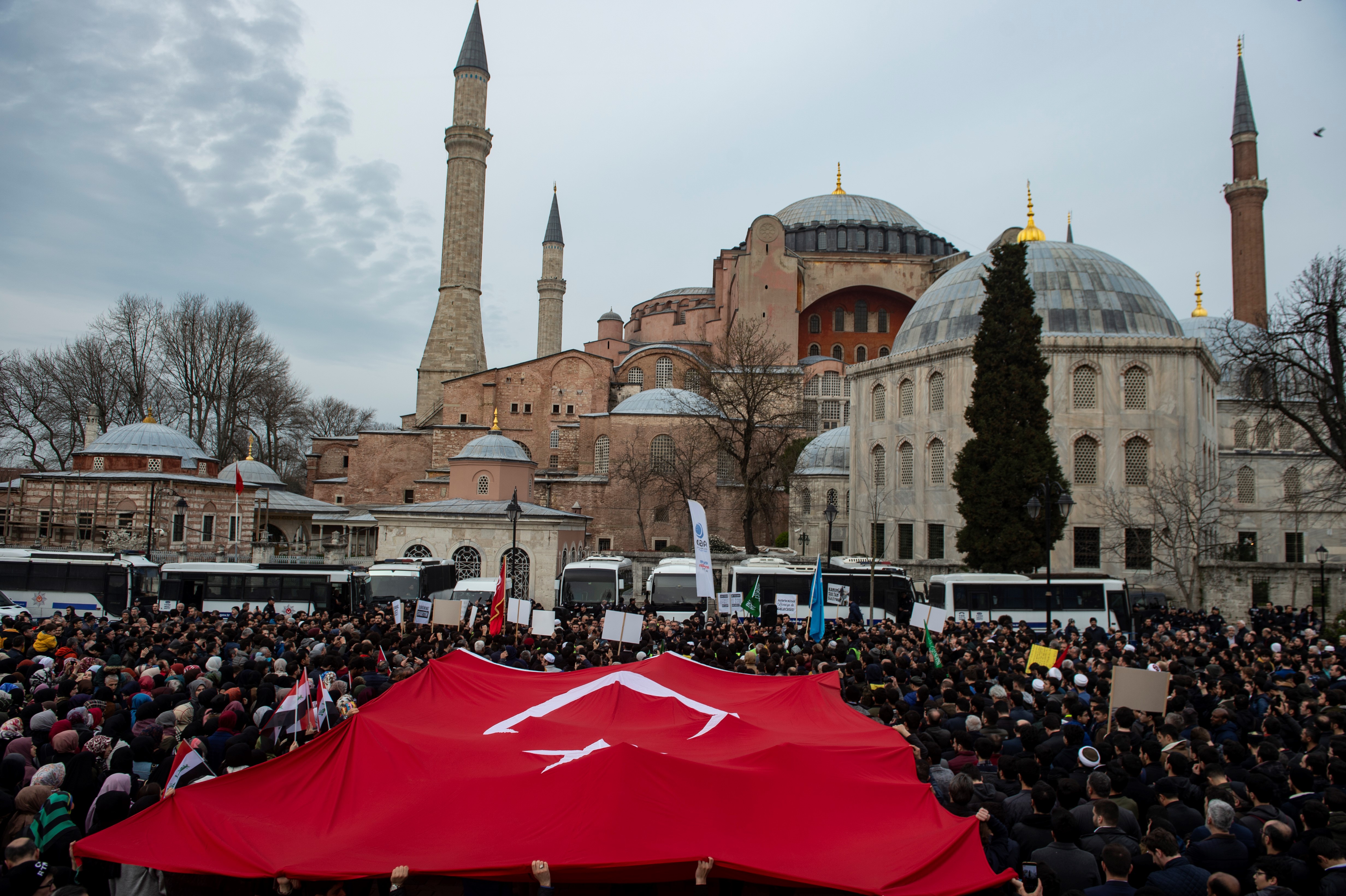 Several hundred protesters gather outside Istanbul's Hagia Sophia to denounce the deadly attacks on two mosques in New Zealand on March 16, 2019 in Istanbul. (YASIN AKGUL/AFP/Getty Images)