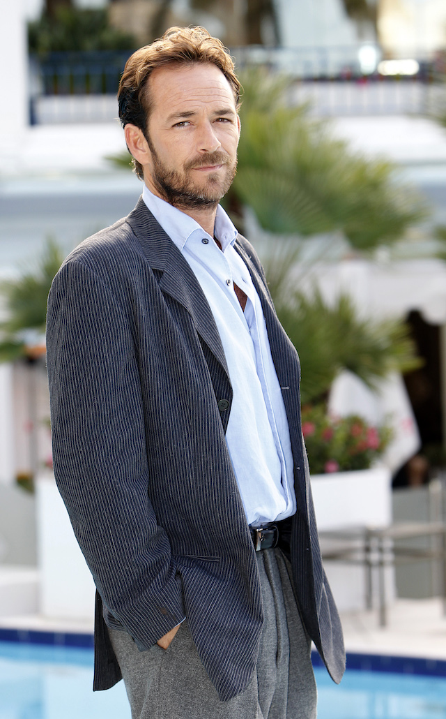 U.S. actor Luke Perry poses during a photocall to promote his television series "Goodnight For Justice" at the annual MIPCOM television programme market in Cannes, southeastern France, October 5, 2010. The international film and programme market for TV, video, cable and satellite (MIPCOM) opens from October 4 to October 8 on the French Riviera. REUTERS/Eric Gaillard 