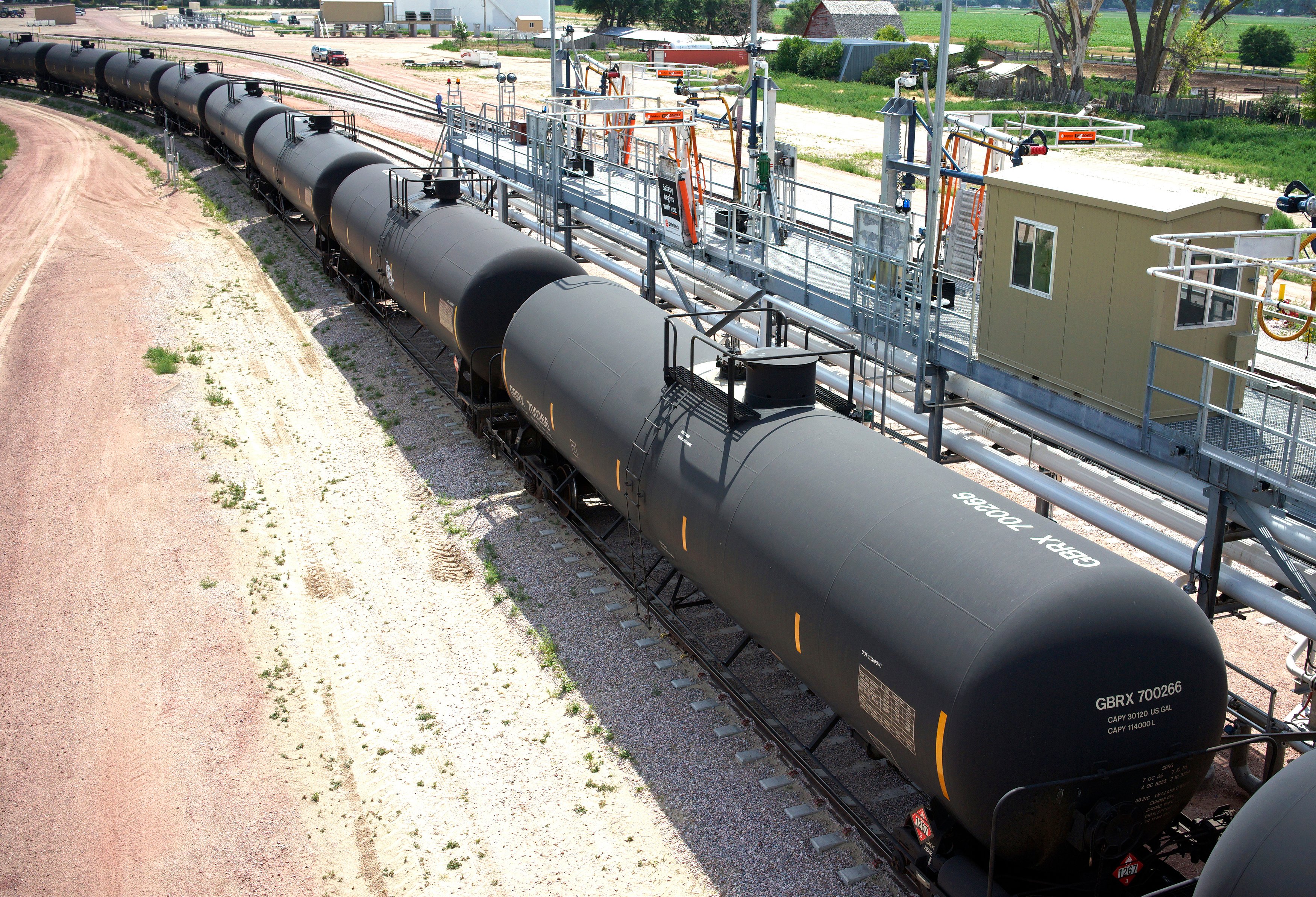 An oil train moves past the loading rack at the Eighty-Eight Oil LLC's transloading facility in Ft. Laramie, Wyoming July 15, 2014. REUTERS/Rick Wilking