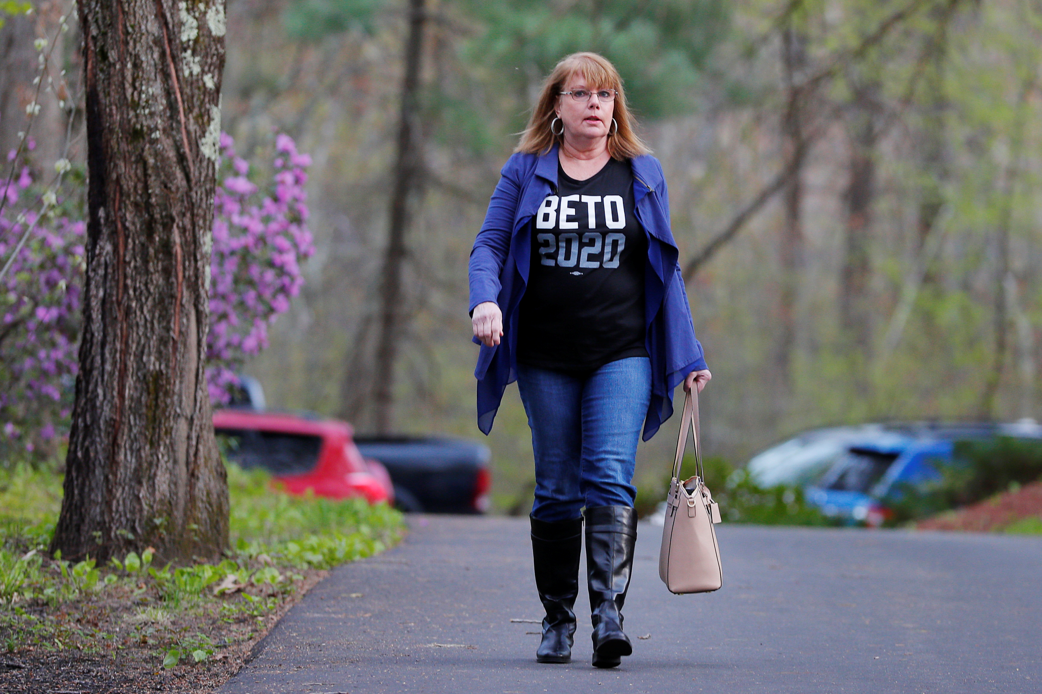 A woman wearing a "Beto 2020" t-shirt arrives for a a campaign house party with Democratic 2020 U.S. presidential candidate and former U.S. Representative Beto O’Rourke in Salem, New Hampshire, U.S., May 9, 2019. REUTERS/Brian Snyder 