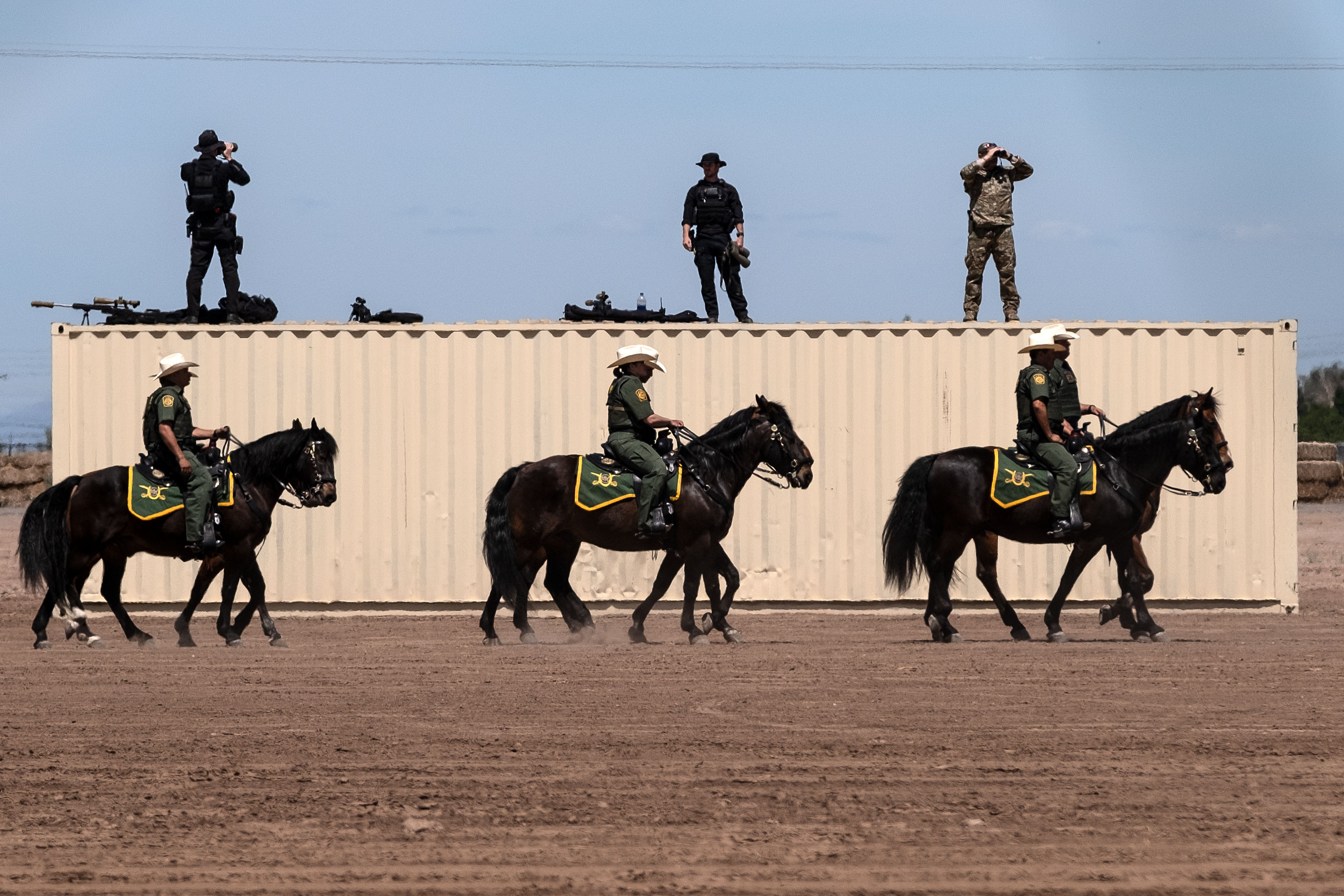 Members of the Secret Service and Border Patrol on horseback near the US-Mexico border on April 5, 2019. (Guillermo Arias/AFP/Getty Images)