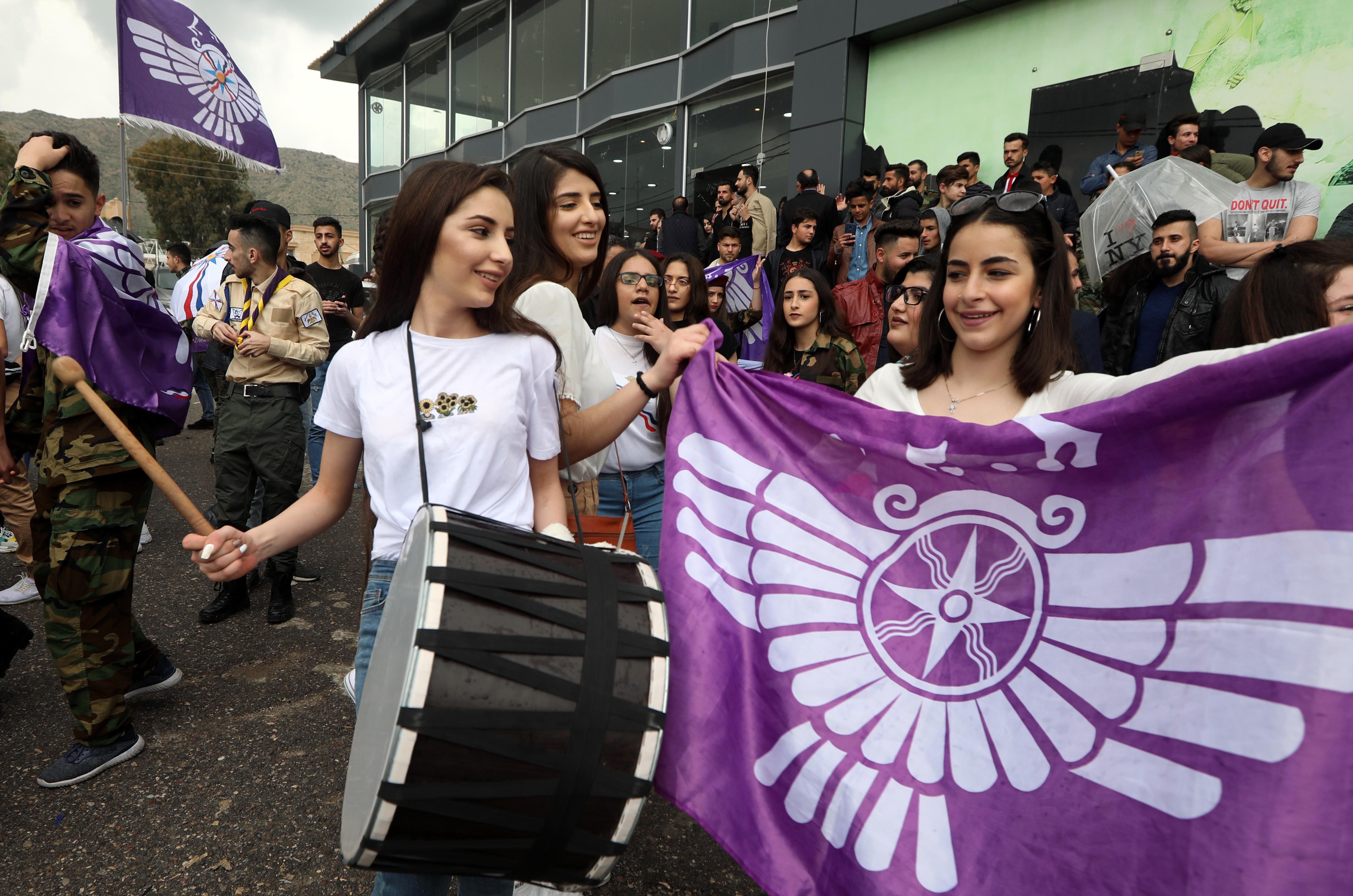 Ассирийский новый год 2024. Флаг ассирийцев. Ассирийские девушки. Иракские женщины. Ассирийцы девушки.