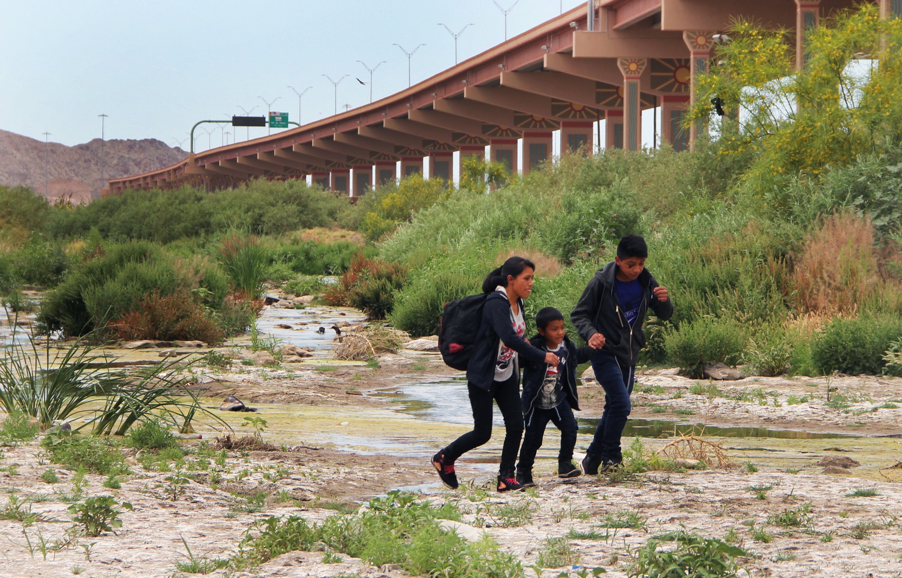 Central American migrants cross the border between Ciudad Juarez, Chihuahua State, Mexico and El Paso, Texas, US, before being detained by US Customs and Border Patrol agents on May 7, 2019. (Photo by HERIKA MARTINEZ/AFP/Getty Images)