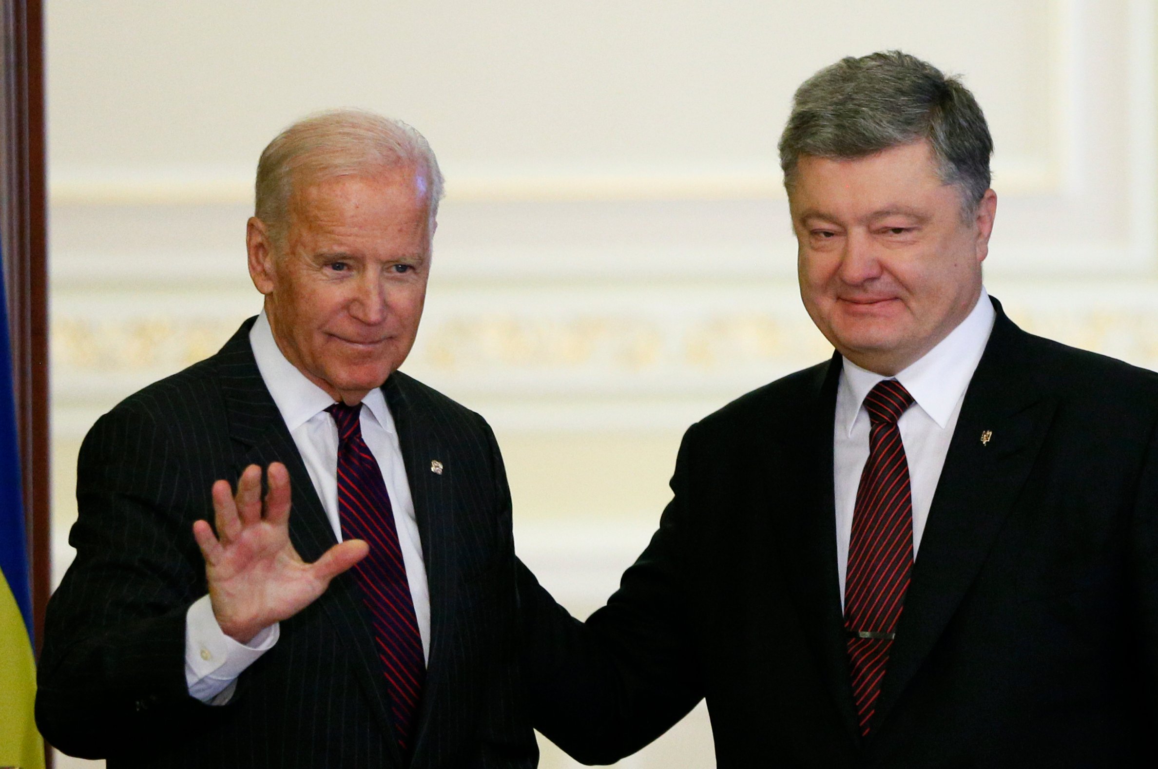 Ukrainian President Petro Poroshenko (R) and U.S. Vice President Joe Biden attend a news conference in Kiev, Ukraine, January 16, 2017. REUTERS/Gleb Garanich