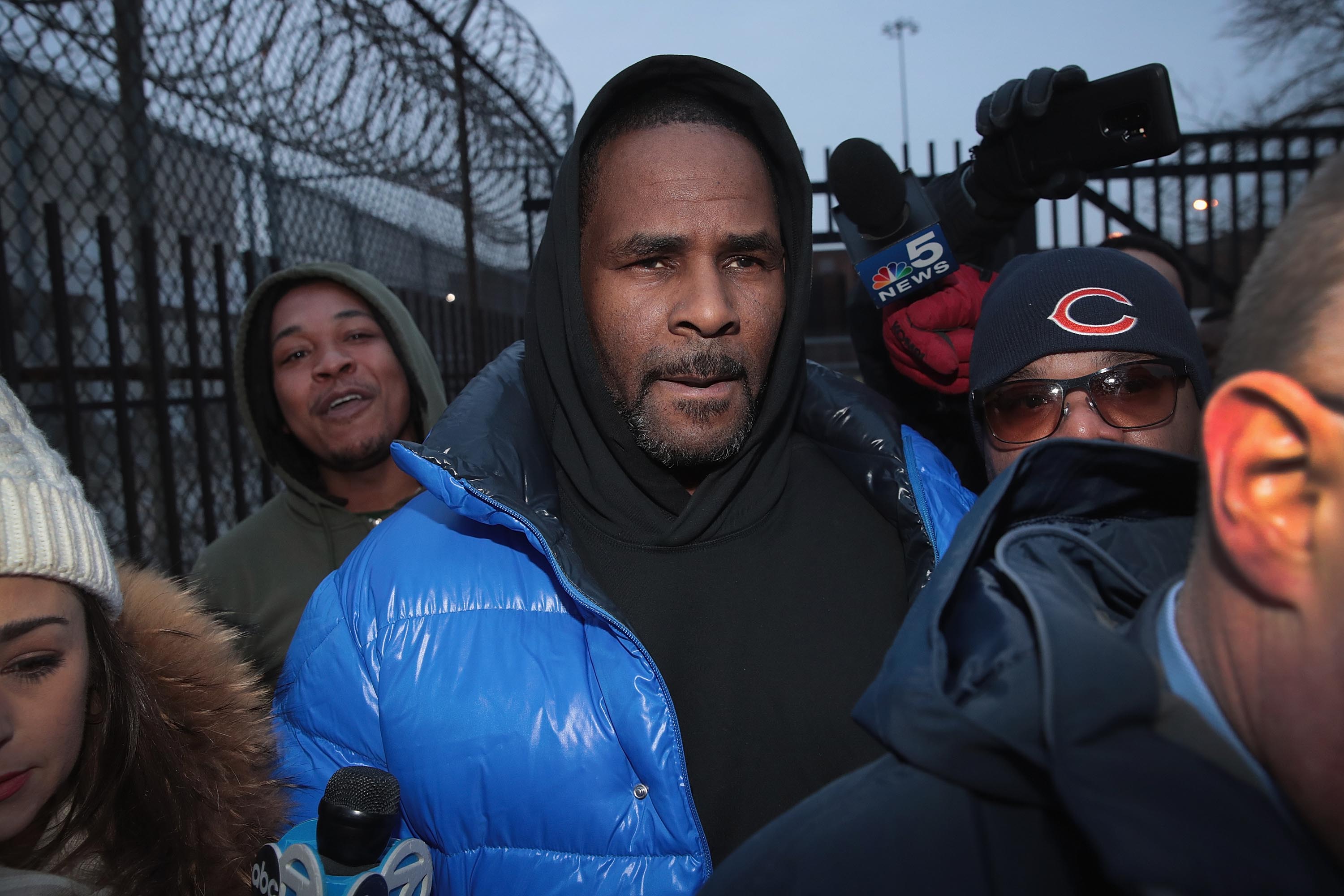 R&B singer R. Kelly leaves the Cook County jail after posting $100 thousand bond on February 25, 2019 in Chicago, Illinois. Kelly was being held after turning himself in to face ten counts of aggravated sexual abuse. (Photo by Scott Olson/Getty Images)
