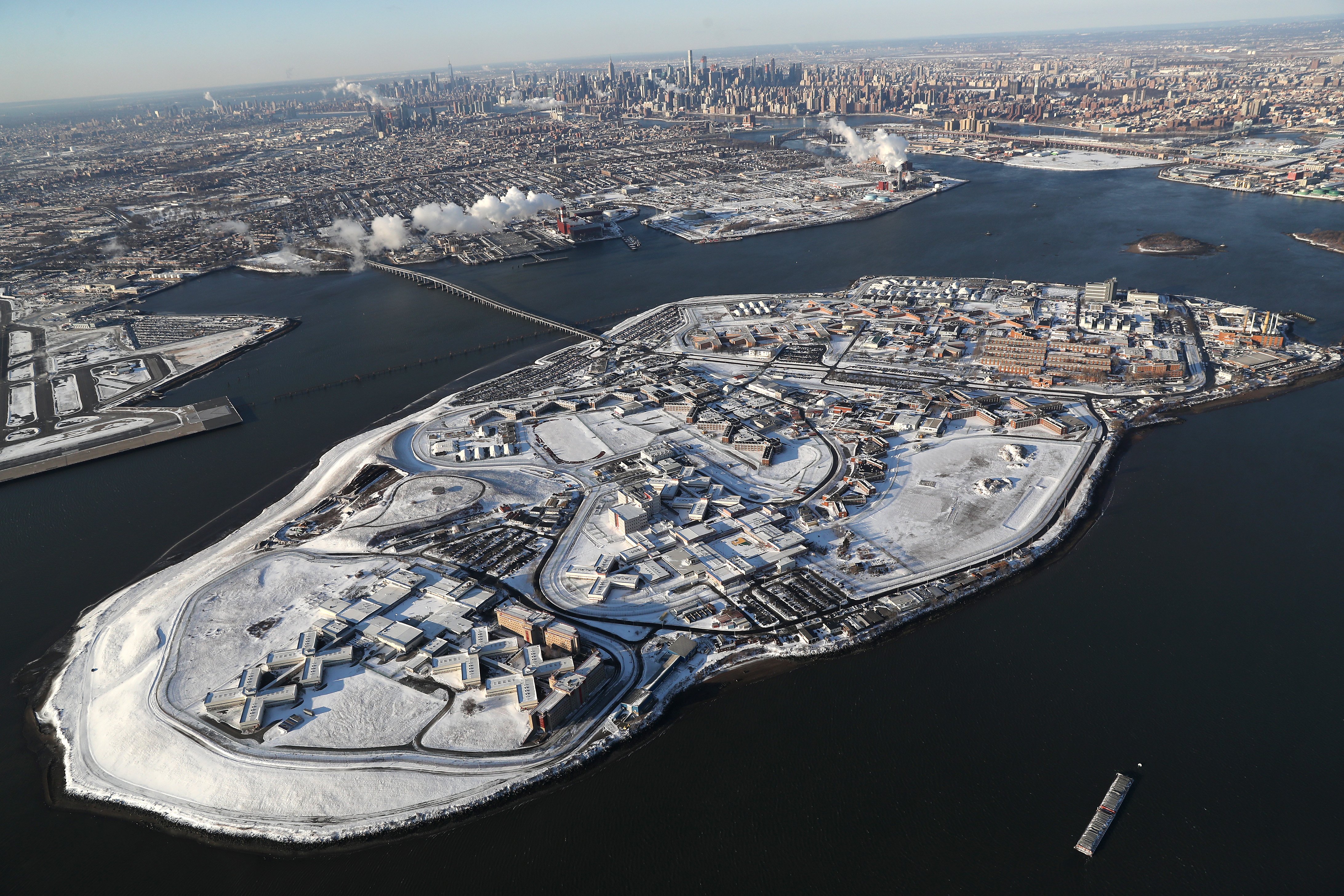 Rikers Island jail complex stands under a blanket of snow on January 5, 2018 in the Bronx borough of New York City. Under frigid temperatures, New York City dug out from the "Bomb Cyclone." (Photo by John Moore/Getty Images)