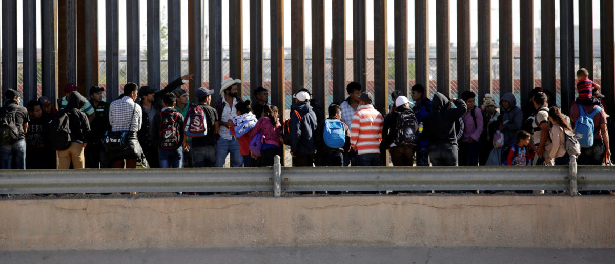 Migrants queue to request asylum after crossing illegally into El Paso, in this picture taken from Ciudad Juarez, Mexico April 21, 2019. REUTERS/Jose Luis Gonzalez