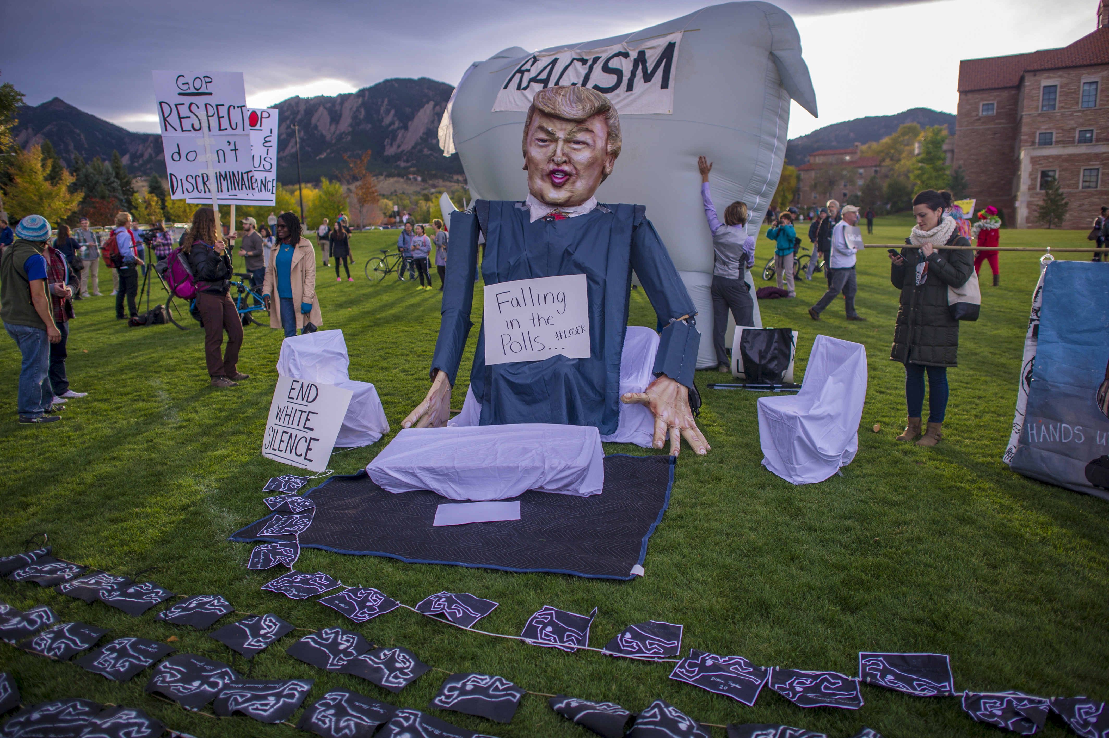 Students and protesters gather at the "Free Speech Zone" located at the University of Colorado's Business Field as candidates gather across the street for a forum held by CNBC before the U.S. Republican presidential candidates debate in Boulder, Colorado, October 28, 2015. REUTERS/Evan Semon