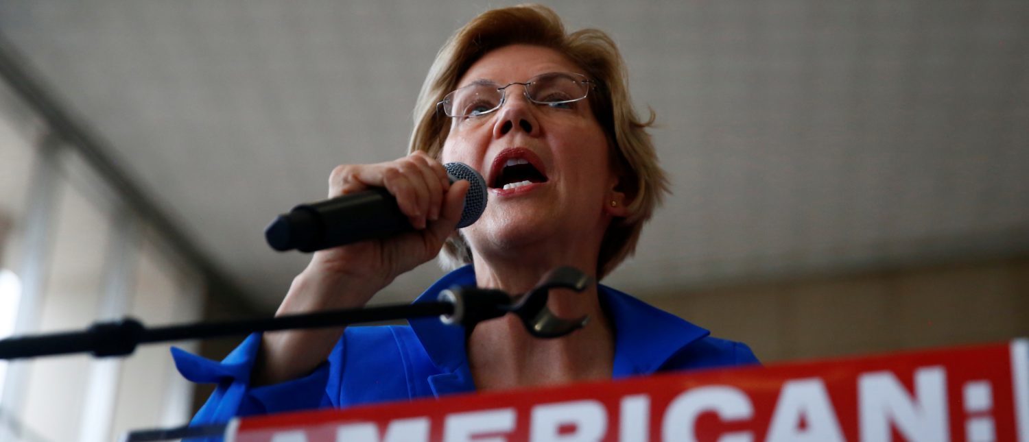 2020 presidential candidate Sen. Elizabeth Warren (MA) addresses airline food workers and representatives from UNITE HERE during a rally for calling for better wages and health insurance coverage at Reagan National Airport in Arlington, Virginia July 23, 2019. REUTERS/Eric Thayer