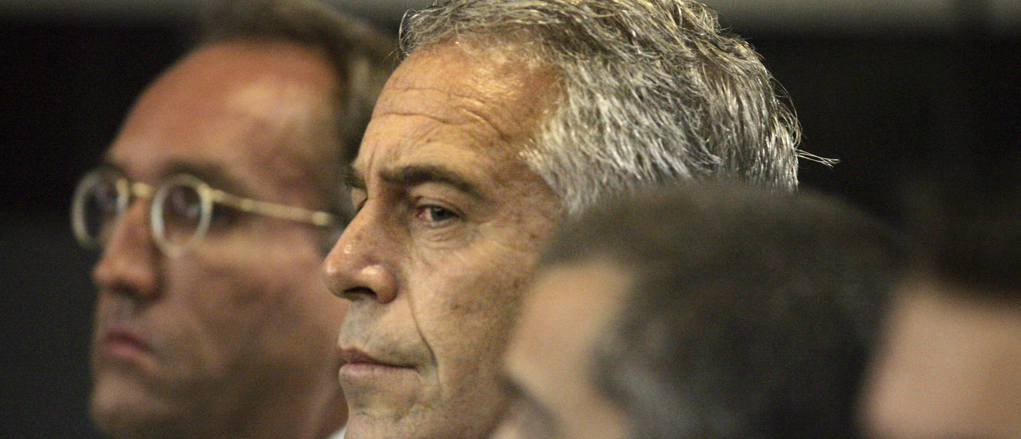 U.S. financier Jeffrey Epstein (C) appears in court where he pleaded guilty to two prostitution charges in West Palm Beach, Florida, U.S. July 30, 2008. Picture taken July 30, 2008. Uma Sanghvi/Palm Beach Post via REUTERS.