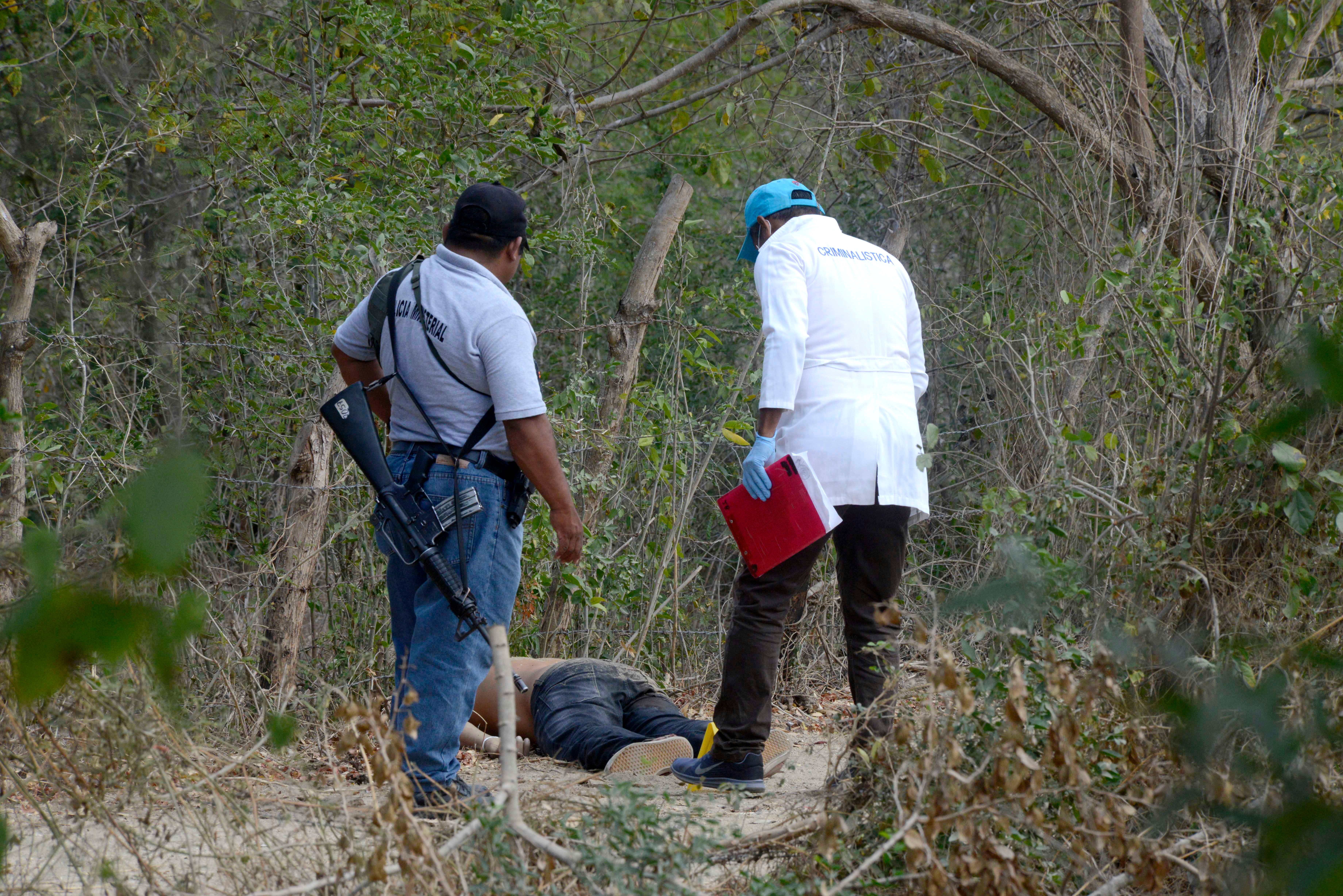 Authorities Examine A Crime Scene In Acapulco (Photo by FRANCISCO ROBLES/AFP/Getty Images)