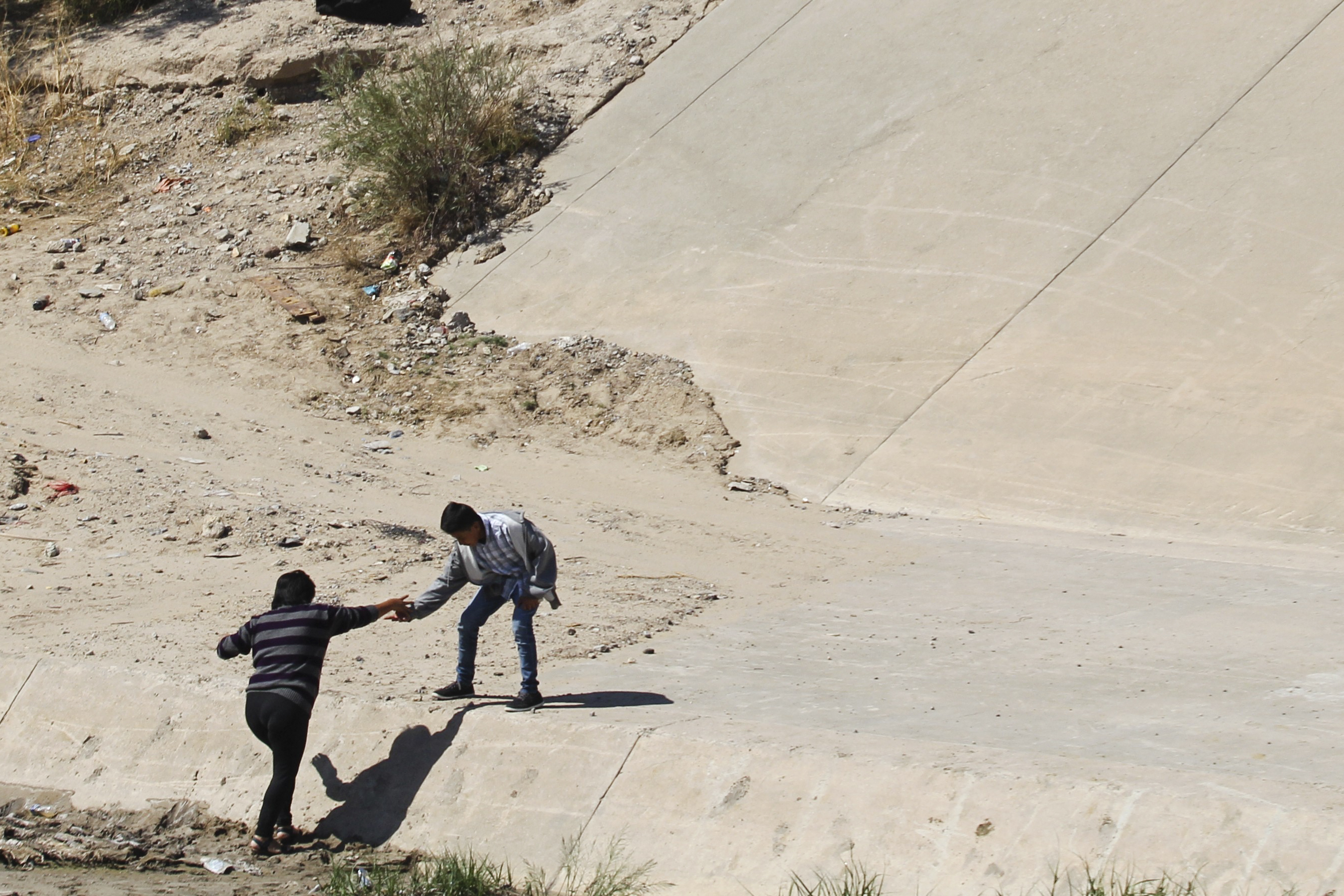 Central American Migrants Cross The Rio Bravo River In Chihuahua (Photo by HERIKA MARTINEZ/AFP/Getty Images)