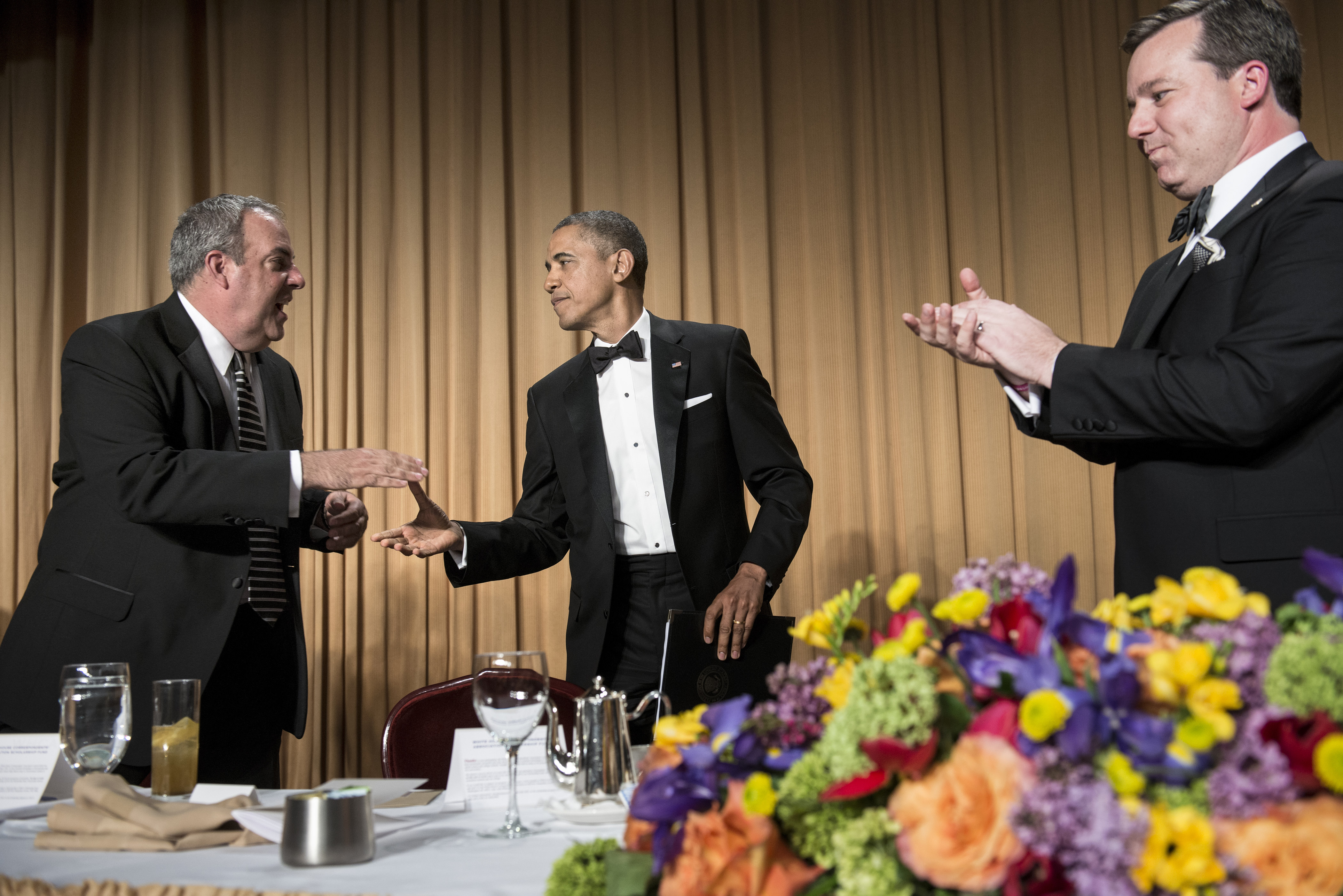 Former Fox News Vice President/current Newsmax TV CEO Michael Clemente shakes the hand of US President Barack Obama while Fox News correspondent Ed Henry watches during the White House Correspondents’ Association Dinner in 2013. (BRENDAN SMIALOWSKI/AFP/Getty Images)