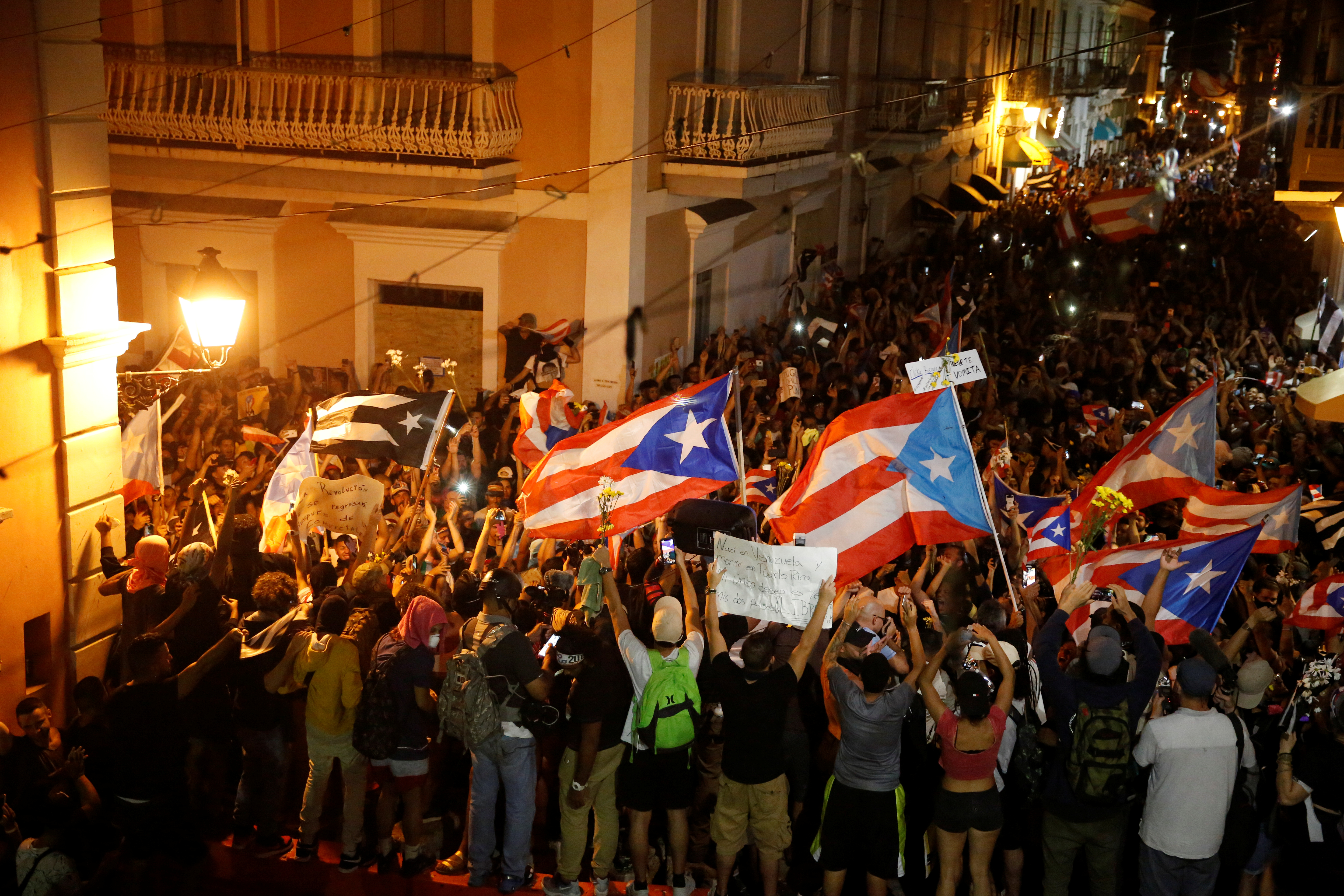 People react after Puerto Rican Governor Ricardo Rossello broadcasted his resignation, in San Juan, Puerto Rico July 24, 2019. (REUTERS/Marco Bello)
