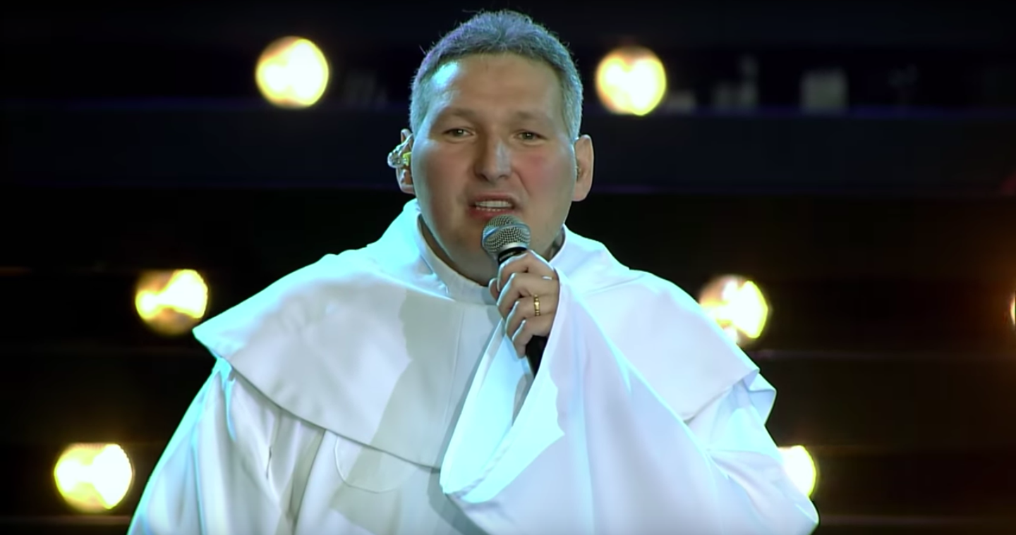 Father Padre Marcelo performs "Te Louvarei," which means "Draw Me Close" in a music video. (padremarceloVEVO/Youtube)
