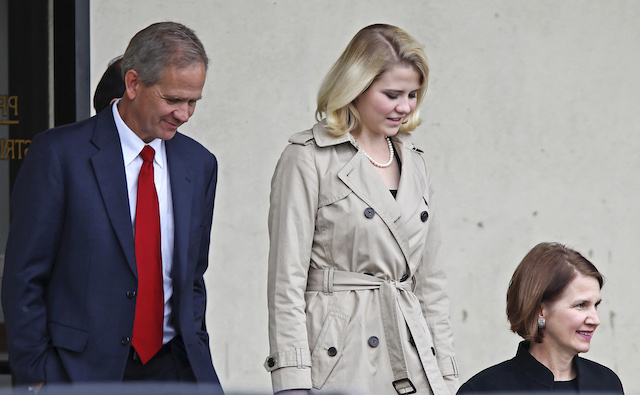 Elizabeth Smart (C), her father Ed (L) and mother Lois leave Federal Court in Salt Lake City, Utah, November 10, 2010. 23-year-old Smart on Wednesday finished her three-day testimony in the trial of homeless street preacher Brian David Mitchell, 57, who has been charged with kidnapping Smart, then 14, from her Salt Lake City home and holding her captive for nine months with the intent of forcing her to live as his young bride. REUTERS/George Frey 