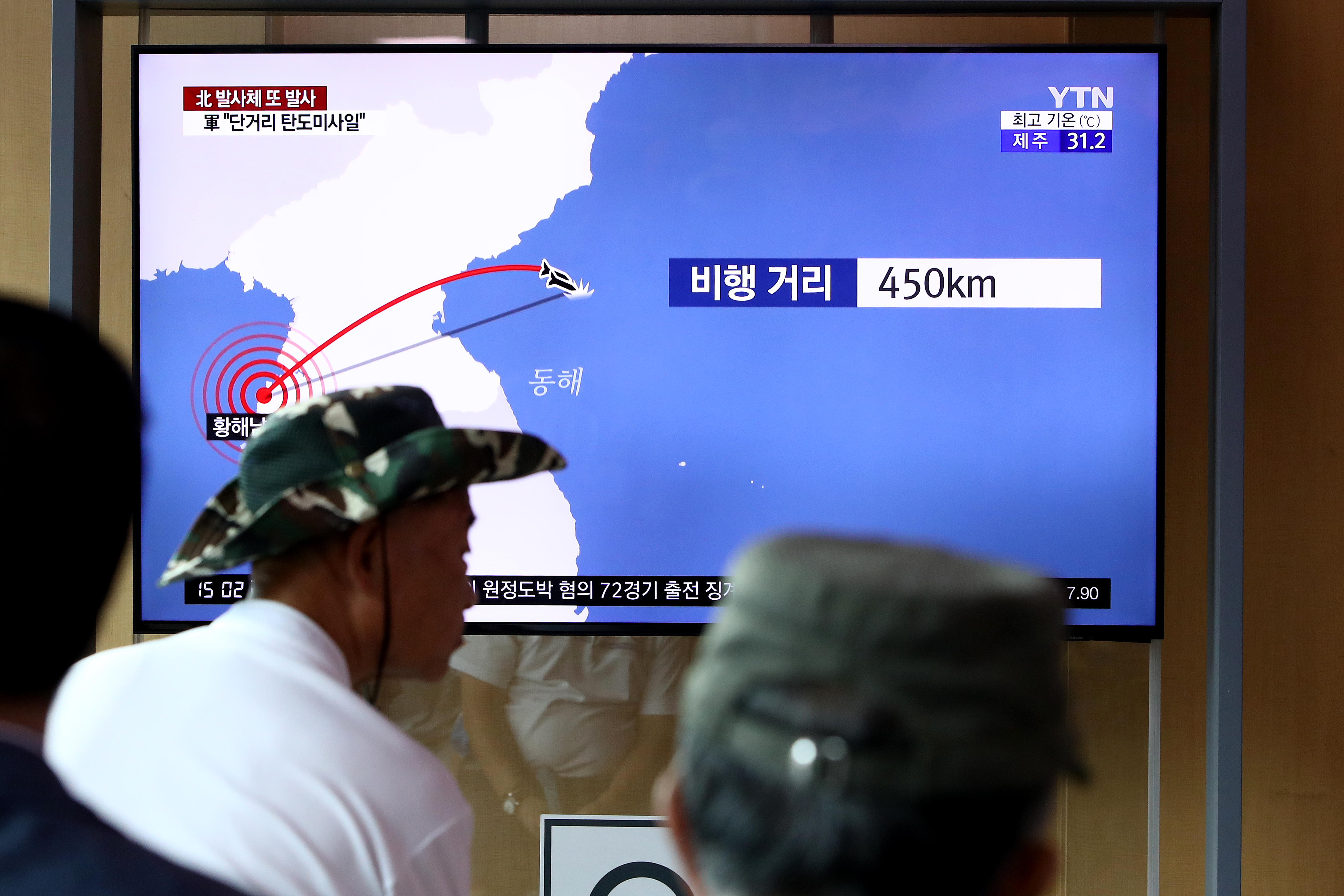 People watch a TV showing a file image of a North Korea's missile launch at the Seoul Railway Station on August 06, 2019. (Photo by Chung Sung-Jun/Getty Images)