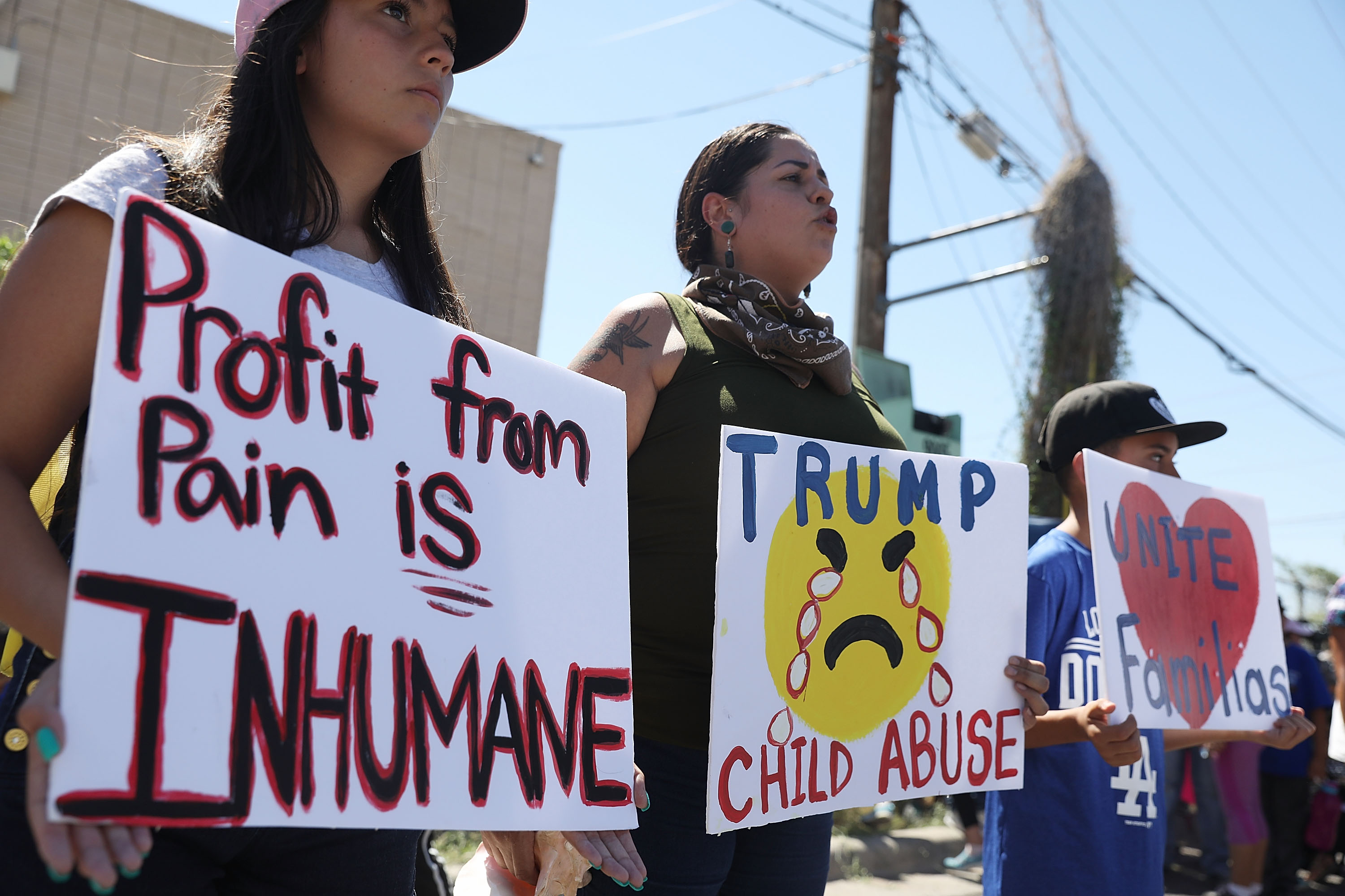 People protest the separation of children from their parents in front of the El Paso Processing Center, an immigration detention facility, at the Mexican border on June 19, 2018 in El Paso, Texas. (Photo by Joe Raedle/Getty Images)