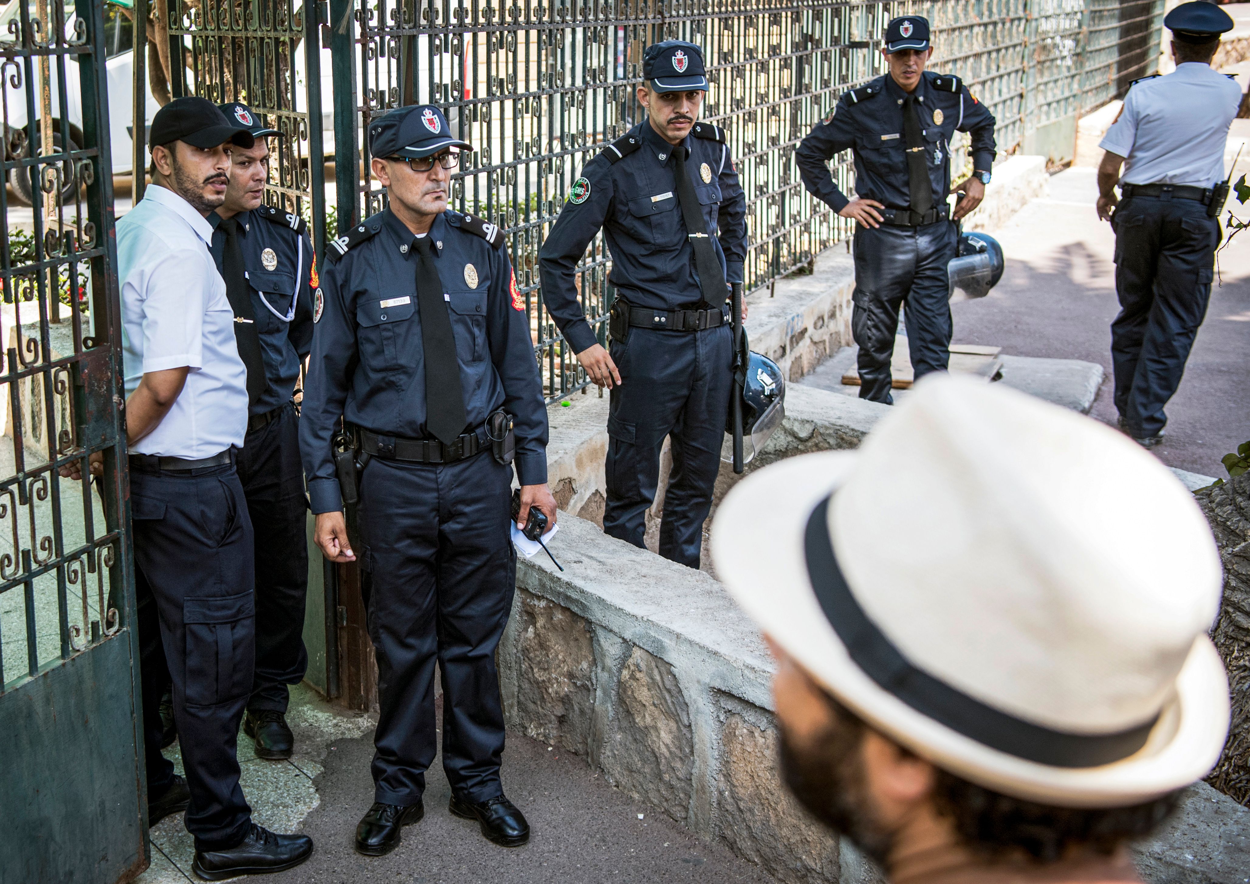 Moroccan security forces stand guard outside a courthouse holding the trial of Hajar Raissouni, a journalist of the daily newspaper Akhbar El-Youm, on charges of abortion, in the capital Rabat on September 9, 2019. (Photo by FADEL SENNA / AFP) 