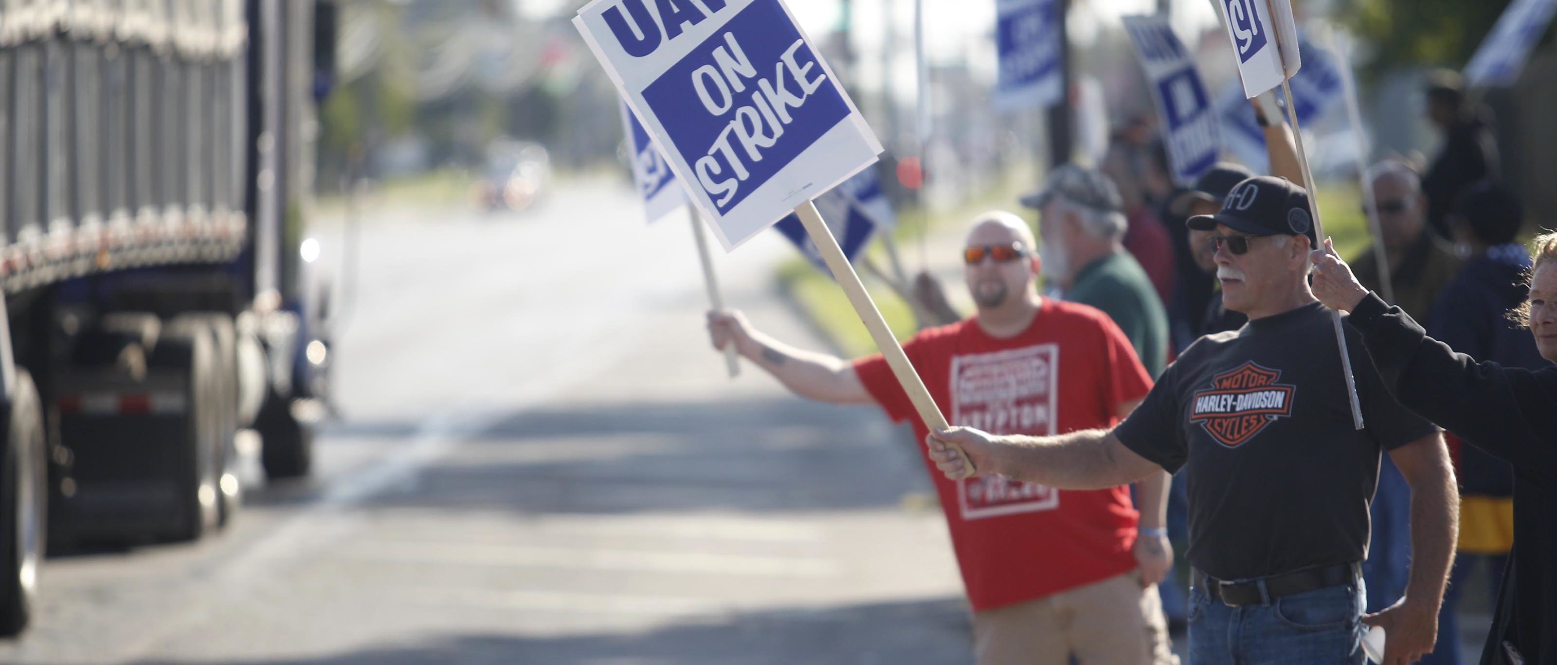 Auto Union Members’ Strike Against General Motors Rolls Into Second