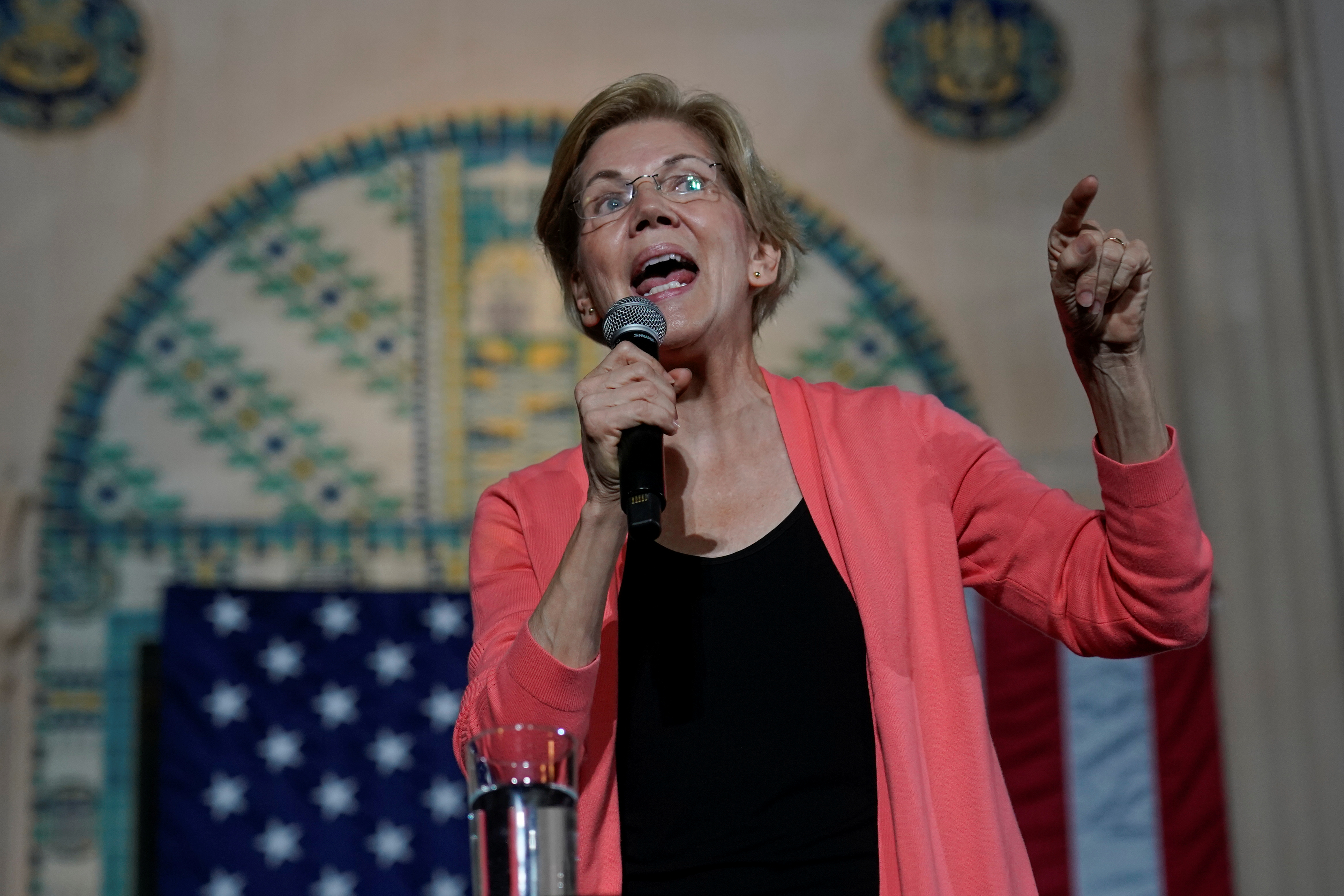 U.S. democratic presidential candidate Elizabeth Warren holds an outdoor rally in San Diego, California, U.S., October 3, 2019. REUTERS/Mike Blake