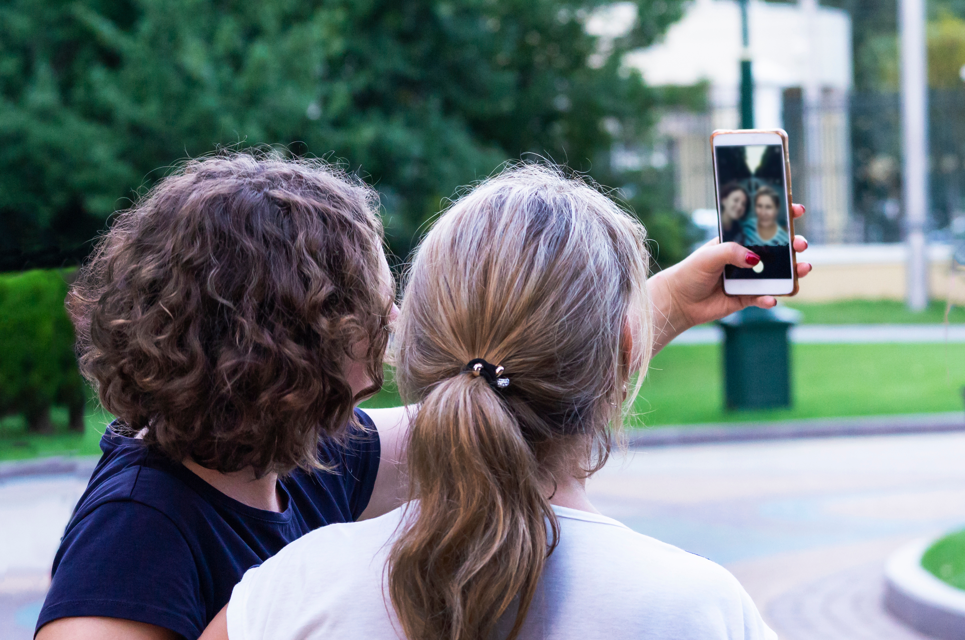 Girls taking a selfie/ Shutterstock