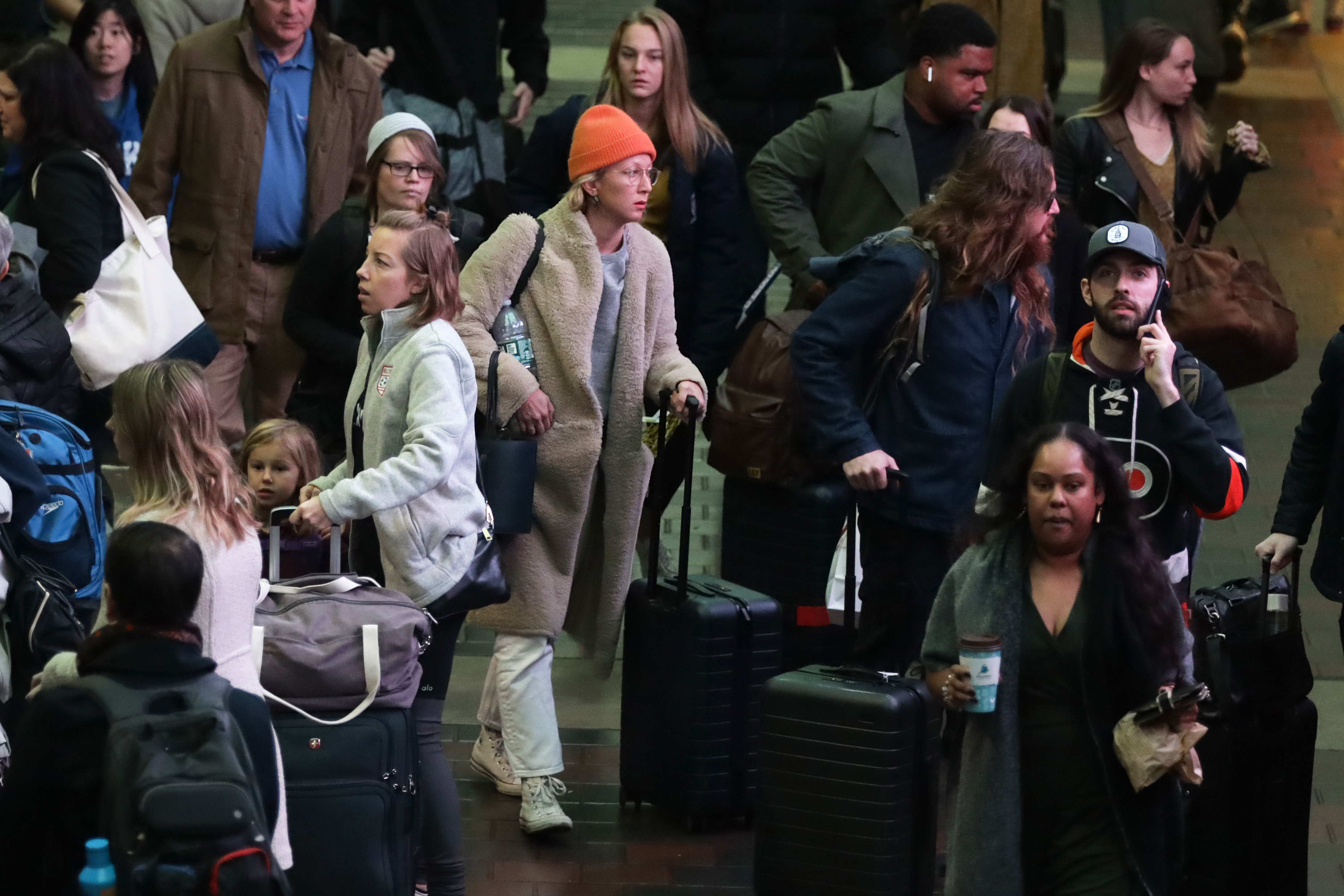 Holiday travelers walk with their luggages in the hall of Union Station November 27, 2019 in Washington, DC. (Alex Wong/Getty Images)