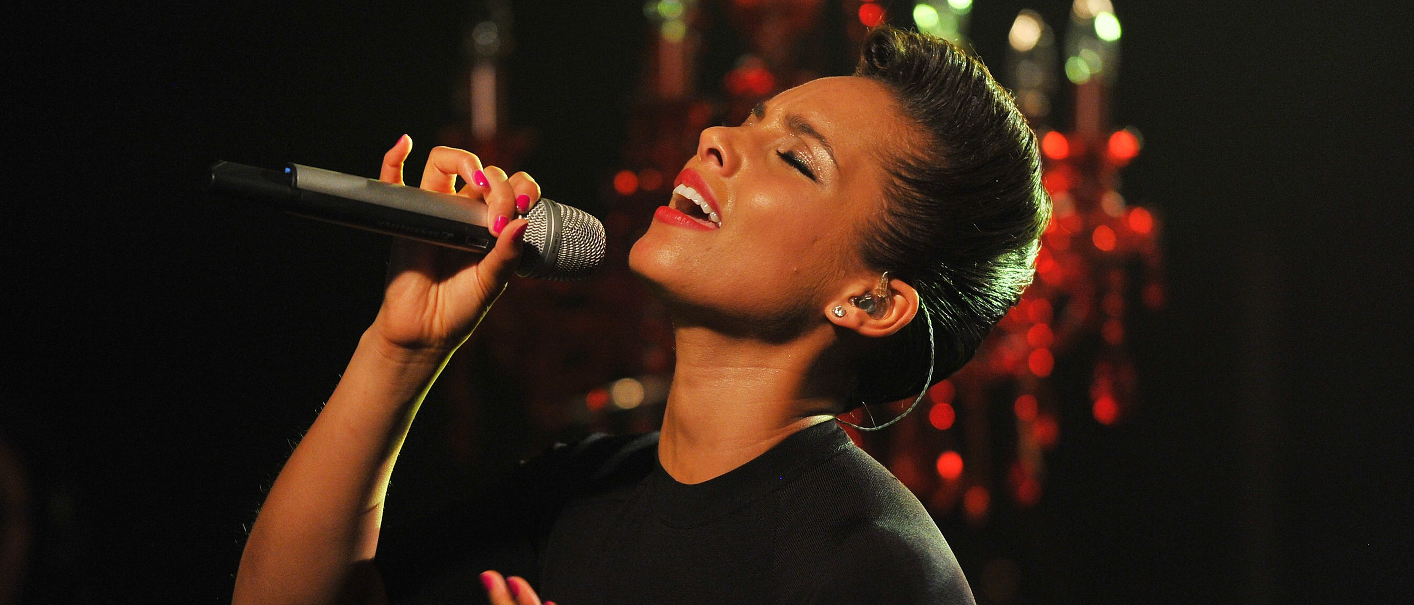 Музыка певицы популярные. Alicia Keys 2023. Девушка поет. Женщина с микрофоном. Красивая девушка поет.