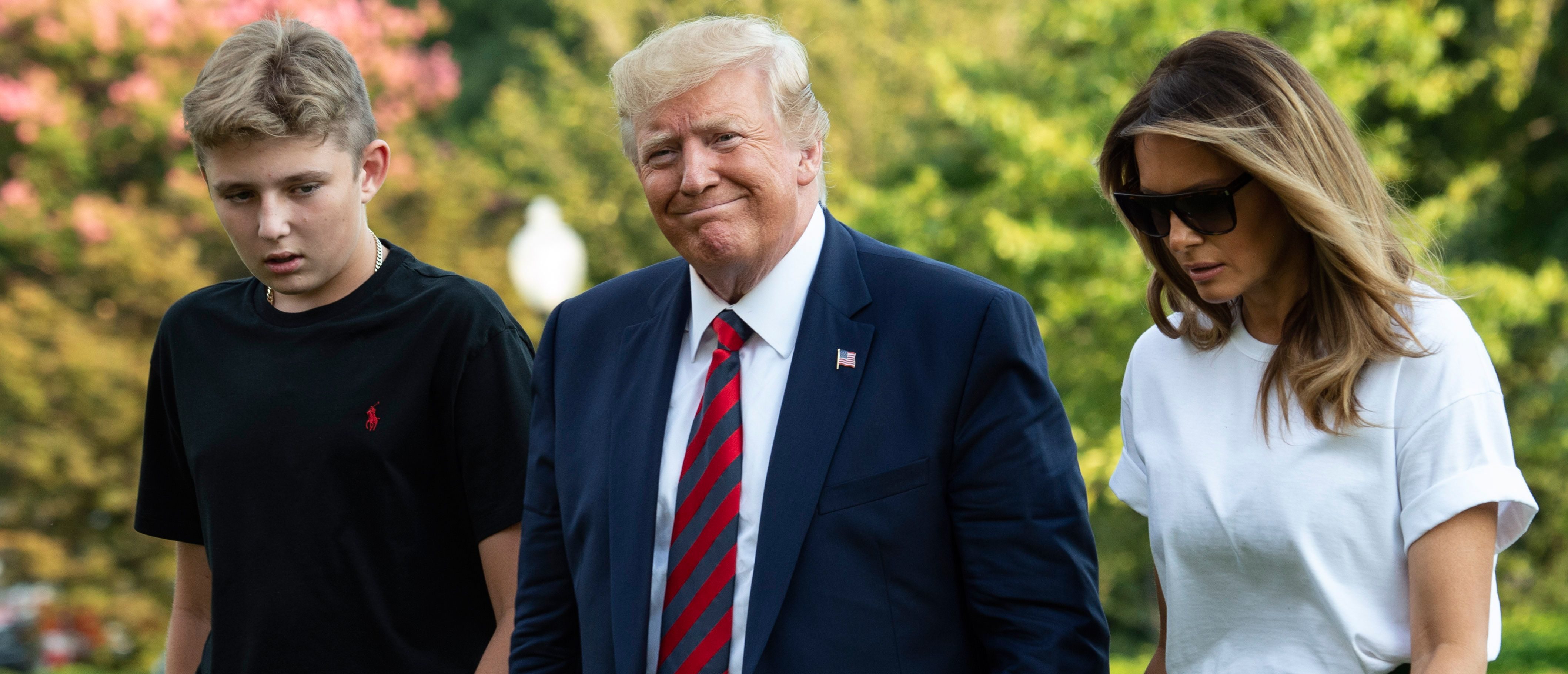US President Donald Trump (C), First Lady Melania Trump (R) and their son Barron Trump (L) return to the White House after two weeks spent at Trump's golf club in New Jersey on August 18, 2019 in Washington, DC. (Photo by Eric BARADAT / AFP via Getty Images)