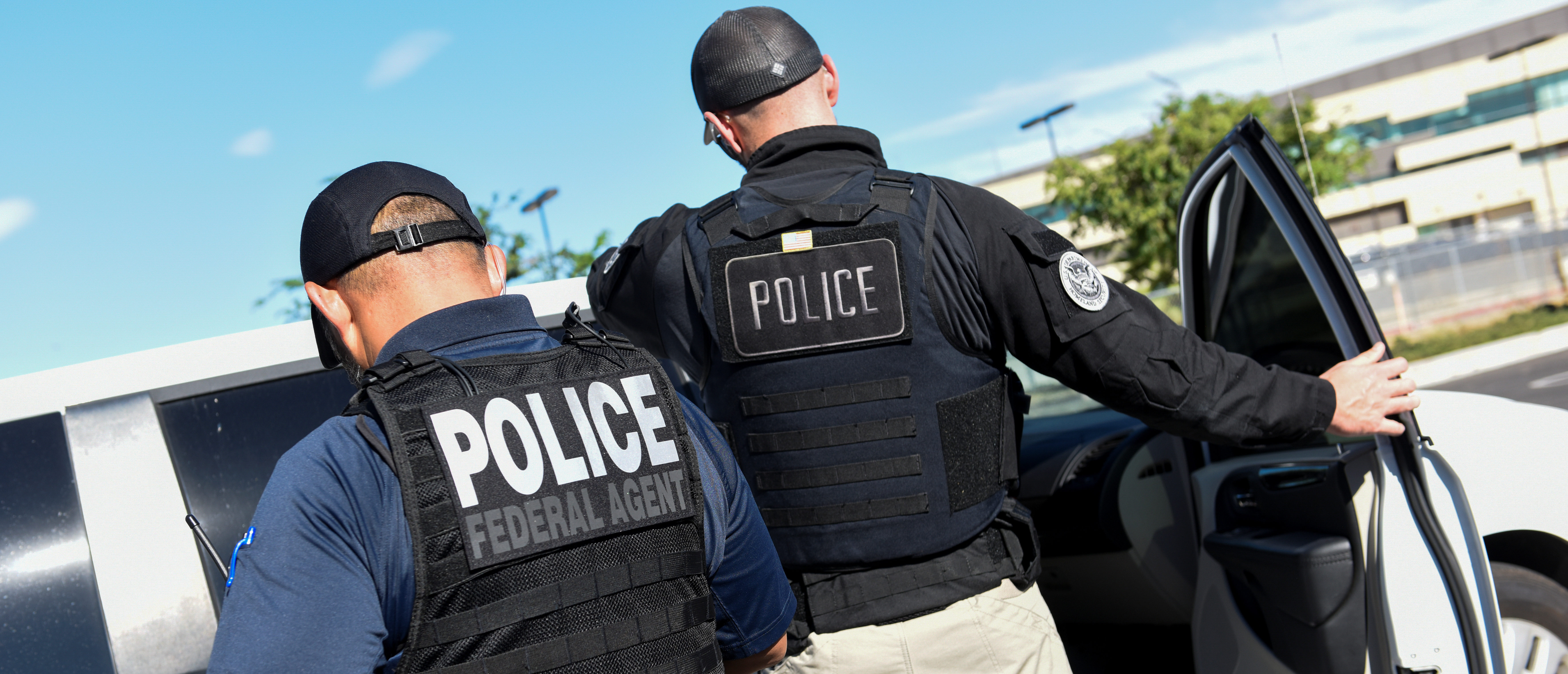 ICE Enforcement and Removal Operations (ERO) officers transfer an unauthorized immigrant with a criminal record during an Immigration and Customs Enforcement (ICE) operation in San Jose, California, Sept. 25, 2019. REUTERS/Kate Munsch