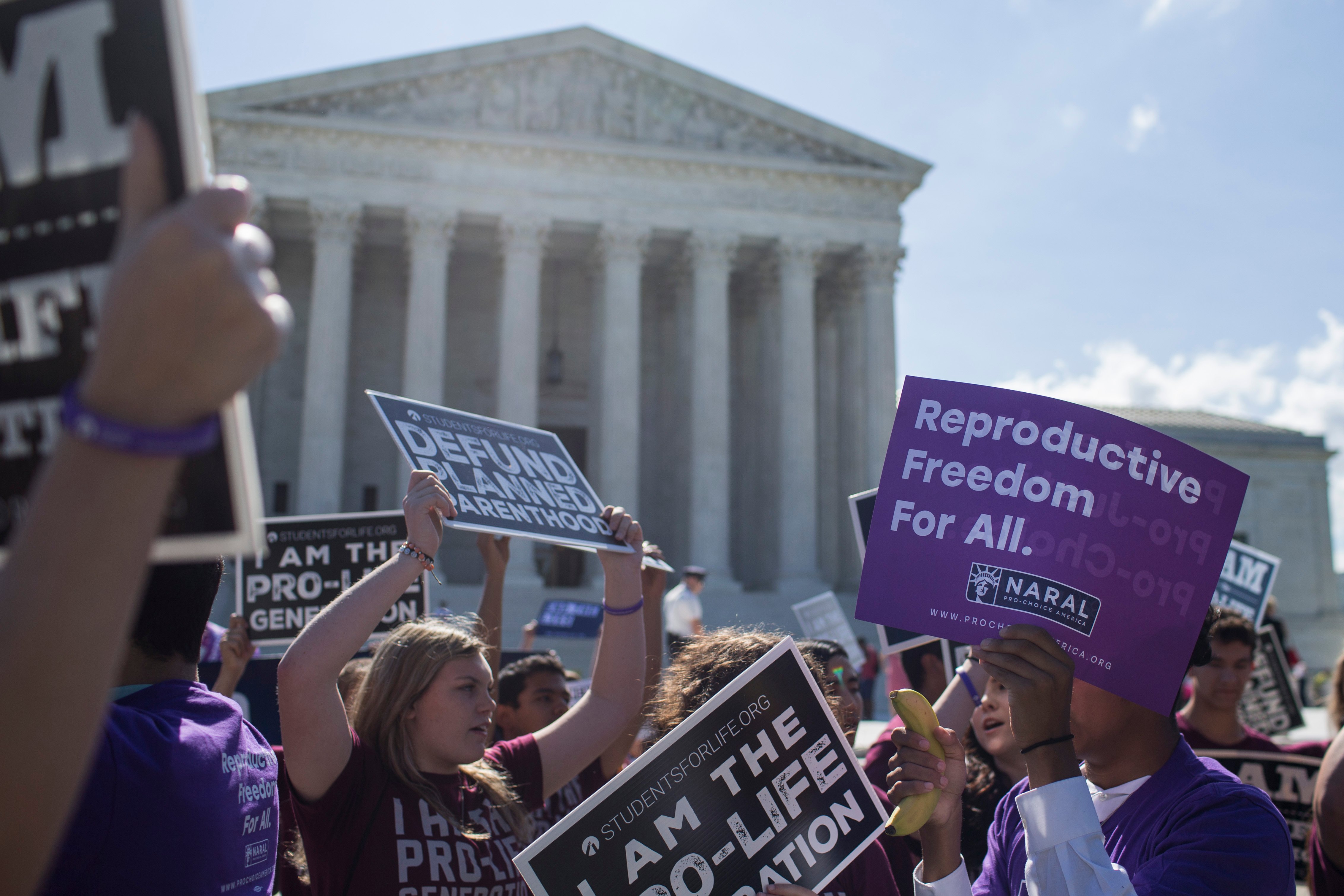 Abortion opponents and supporters demonstrate in front of the Supreme Court on June 25, 2018. (Zach Gibson/Getty Images)