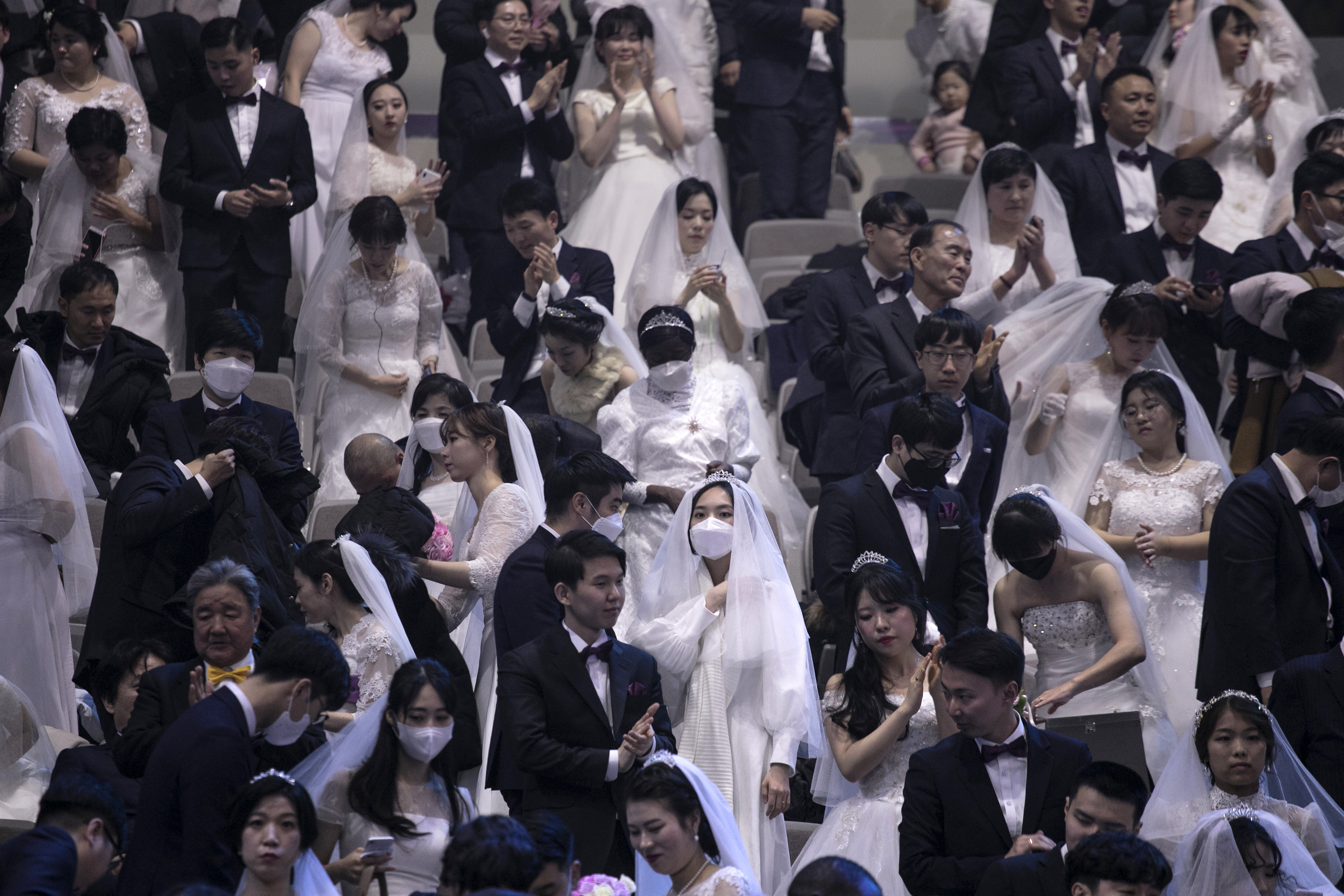 Запрет на брак 10. В Южной Корее запрещены браки между однофамильцами. Брак запрещено в Чосоне. Запретный брак в Чосоне. Почему корейцы одевают белый платок на похороны.