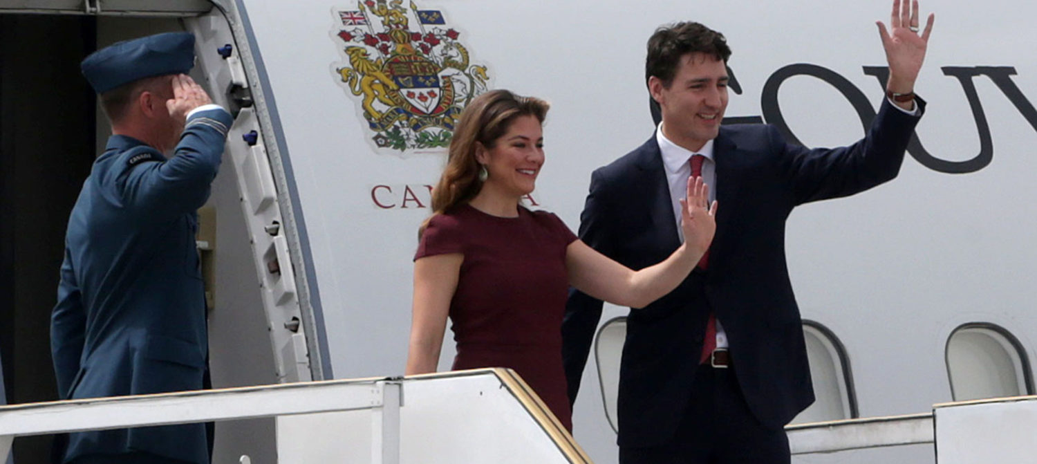 BUENOS AIRES, ARGENTINA - NOVEMBER 29: Canadian Prime Minister Justin Trudeau and First Lady of Canada Sophie Gregoire Trudeau wave as they get off a plane (Photo by Daniel Jayo/Getty Images)