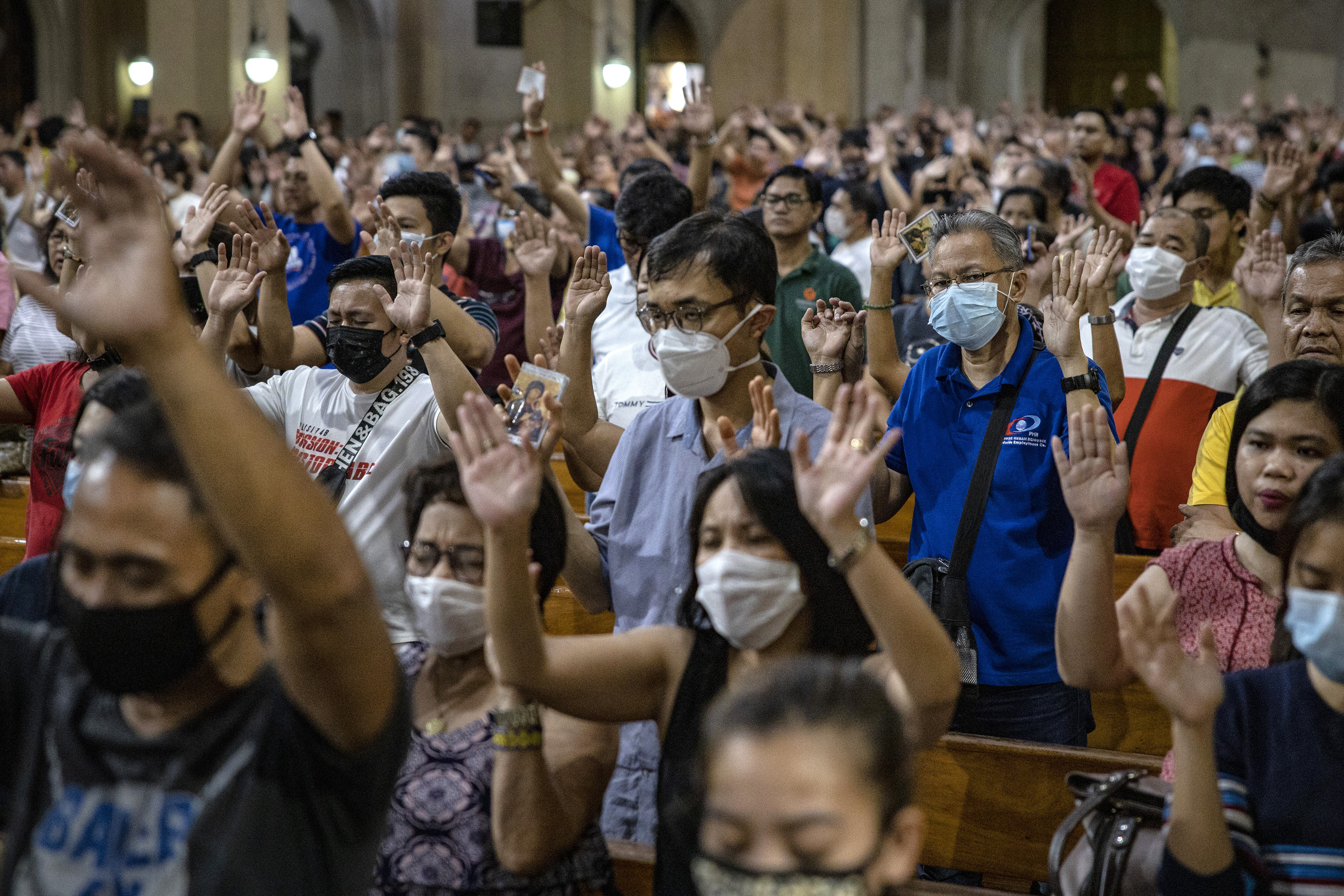 Filipinos wearing facemasks attend evening mass at a church on March 11, 2020 in Paranaque, Metro Manila, Philippines. (Ezra Acayan/Getty Images)