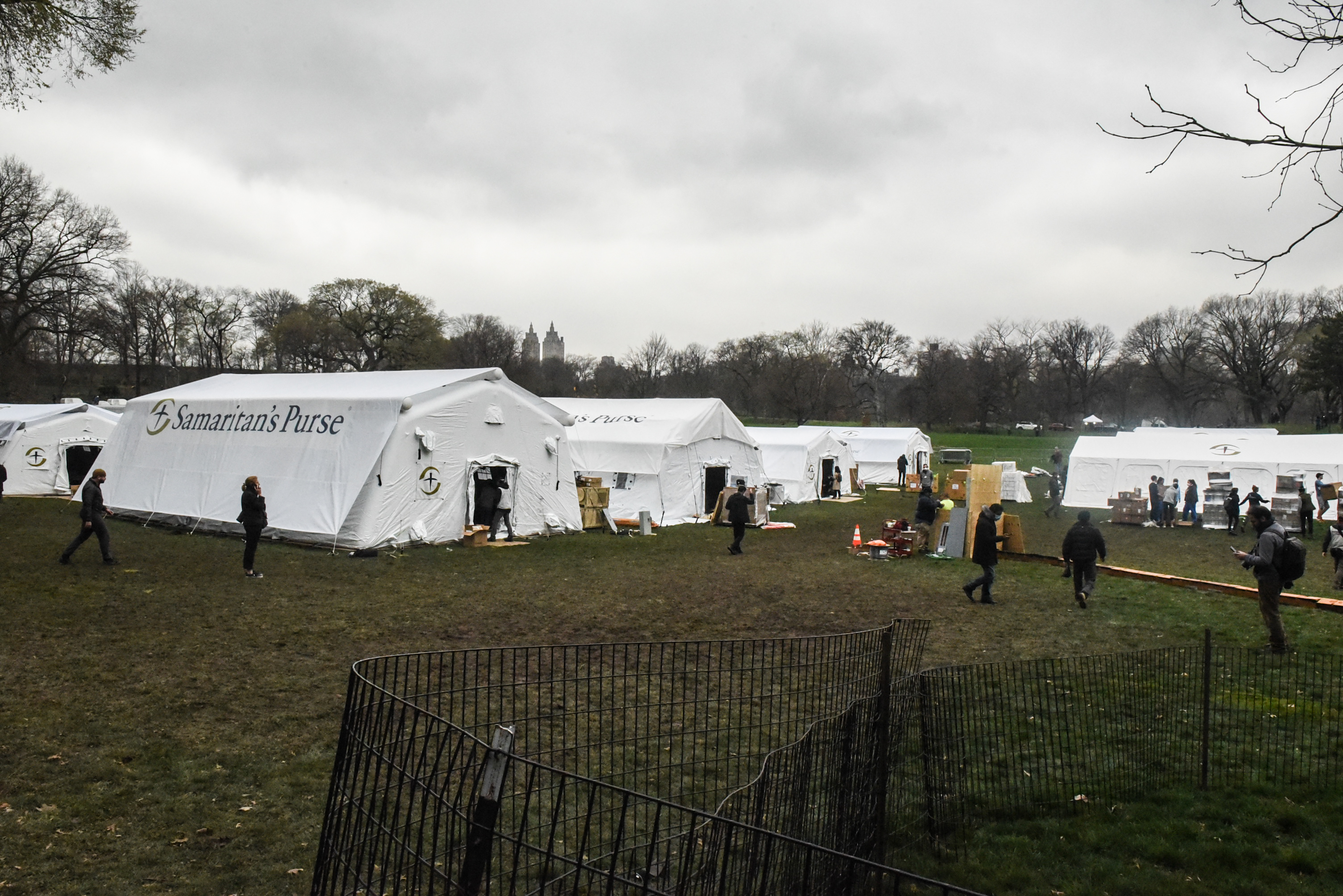 People set up an emergency field hospital to aid in the COVID-19 pandemic in Central Park on March 30, 2020 in New York City. (Stephanie Keith/Getty Images)