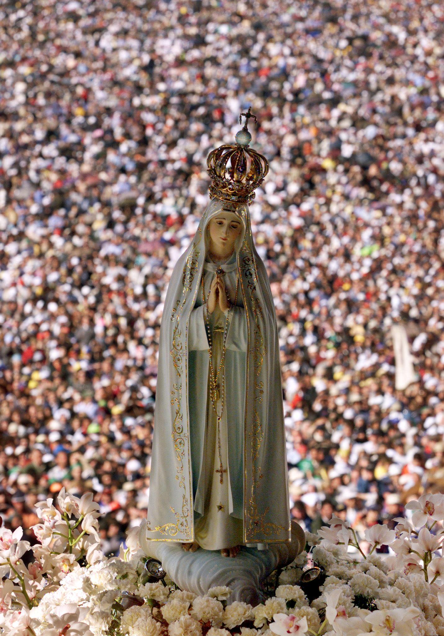 FATIMA, PORTUGAL: General view of the crowd with a statue of the Virgin of Fatima 13 May 2000, as Pope John Paul II celebrates the mass of beatification of the two dead shepherds children, Jacinta and Francisco Marto in Fatima. (GABRIEL BOUYS/AFP via Getty Images)