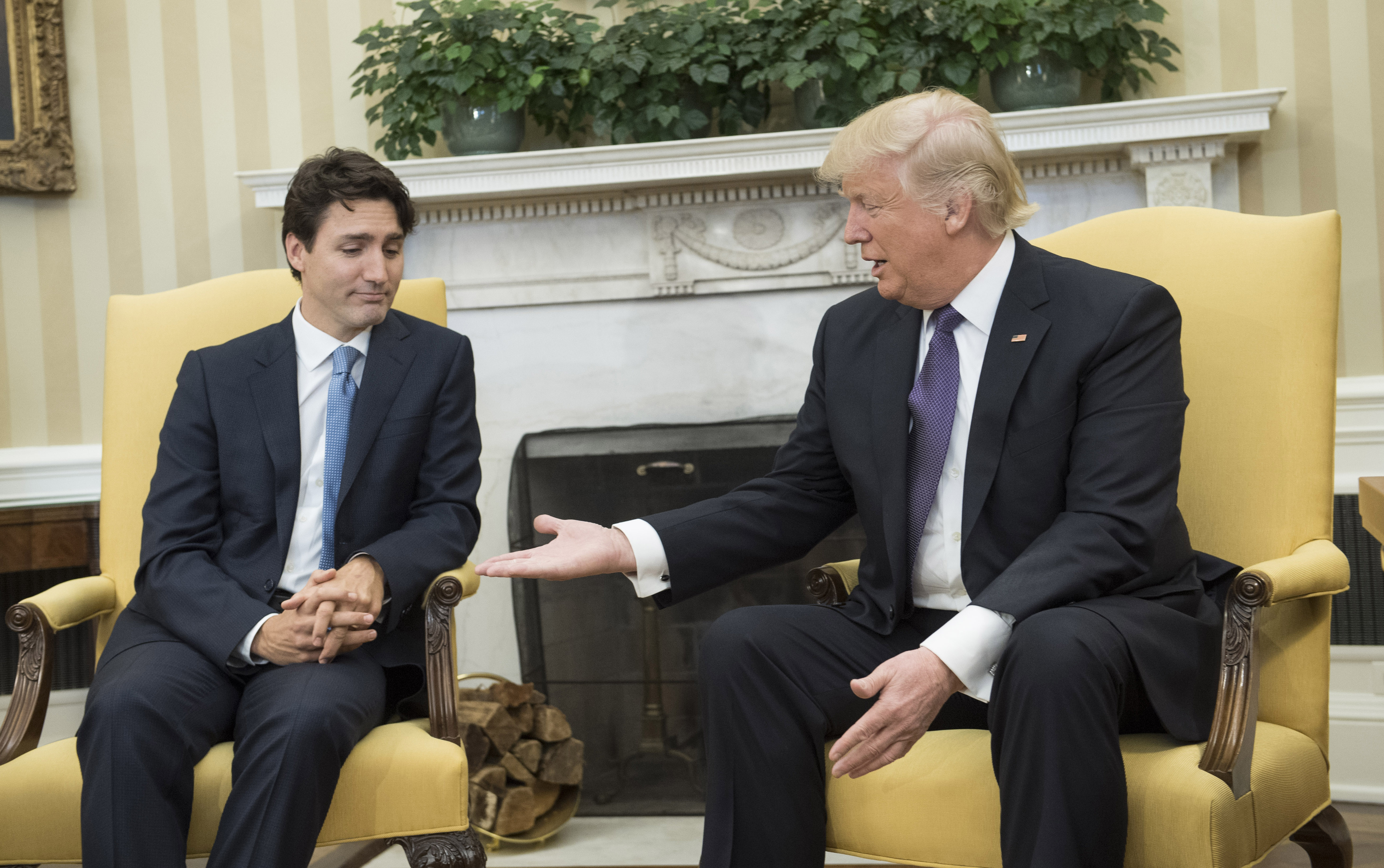 WASHINGTON, DC - FEBRUARY 13: (AFP OUT) U.S. President Donald Trump (R) extends his hand to Prime Minister Justin Trudeau of Canada during a meeting in the Oval Office at the White House on February 13, 2017 in Washington, D.C. This is the first time the two leaders are meeting at the White House. (Photo by Kevin Dietsch-Pool/Getty Images)