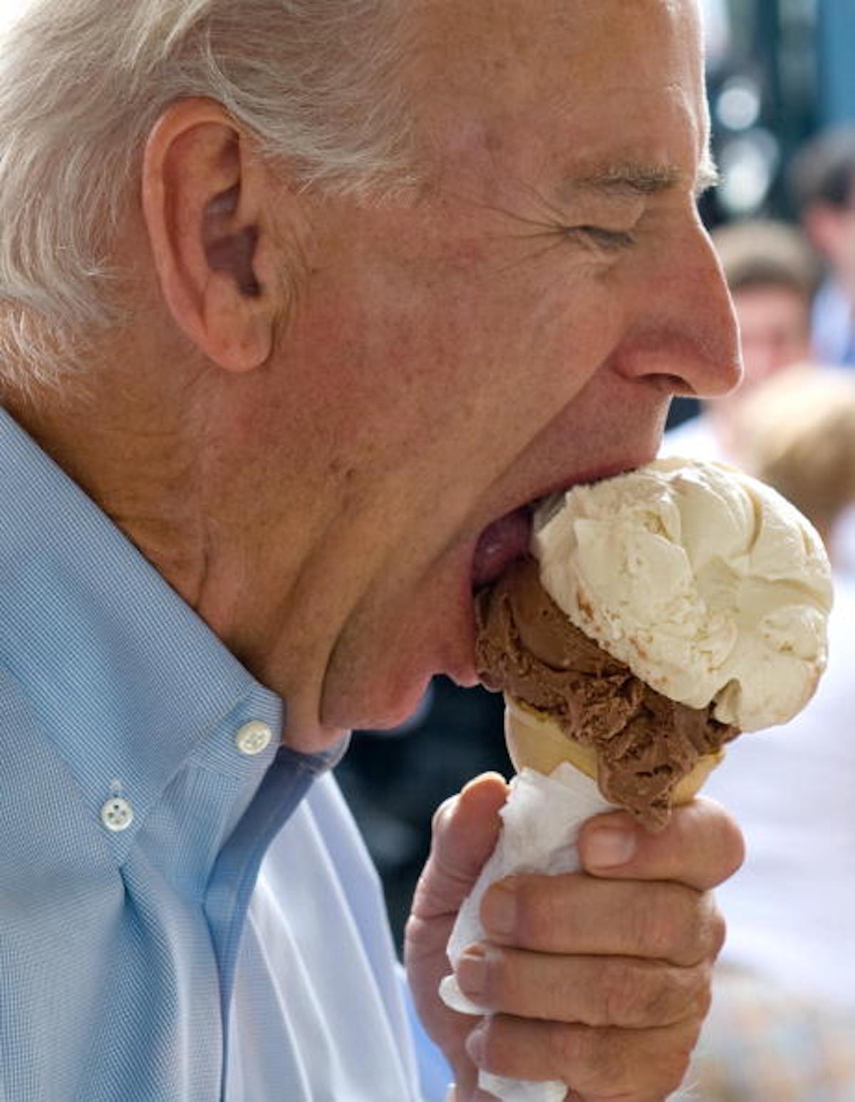 Люди едят людей название. Джо Байден мороженое. Джо Байден ест мороженое. ДЖОБАЙДЕН есчт морроженое. Дедушка Джо Байден.