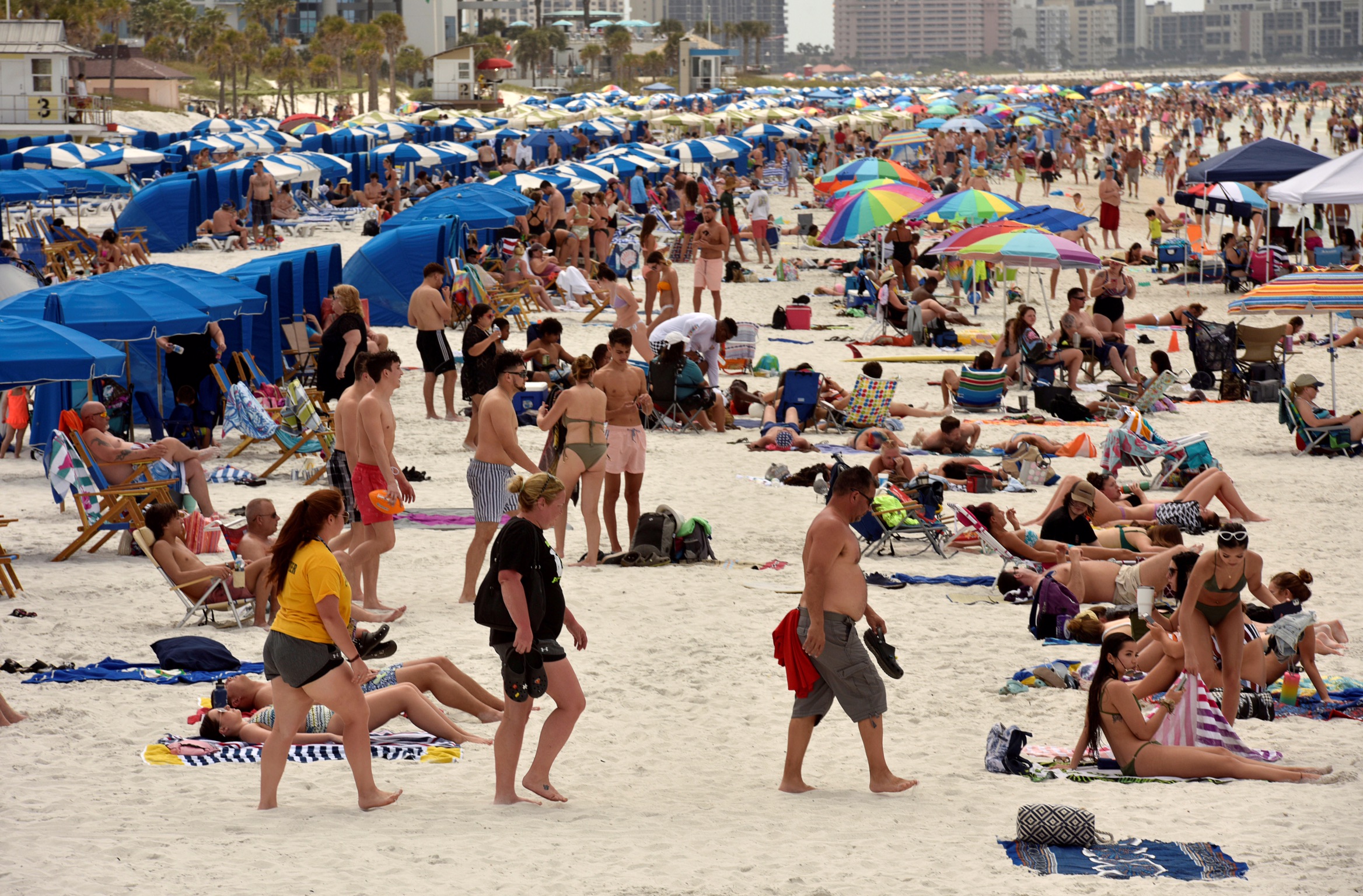 FILE PHOTO: People crowd the beach, while other jurisdictions had already closed theirs in efforts to combat the spread of novel coronavirus disease (COVID-19) in Clearwater, Florida, U.S. March 17, 2020. REUTERS/Steve Nesius/File Photo