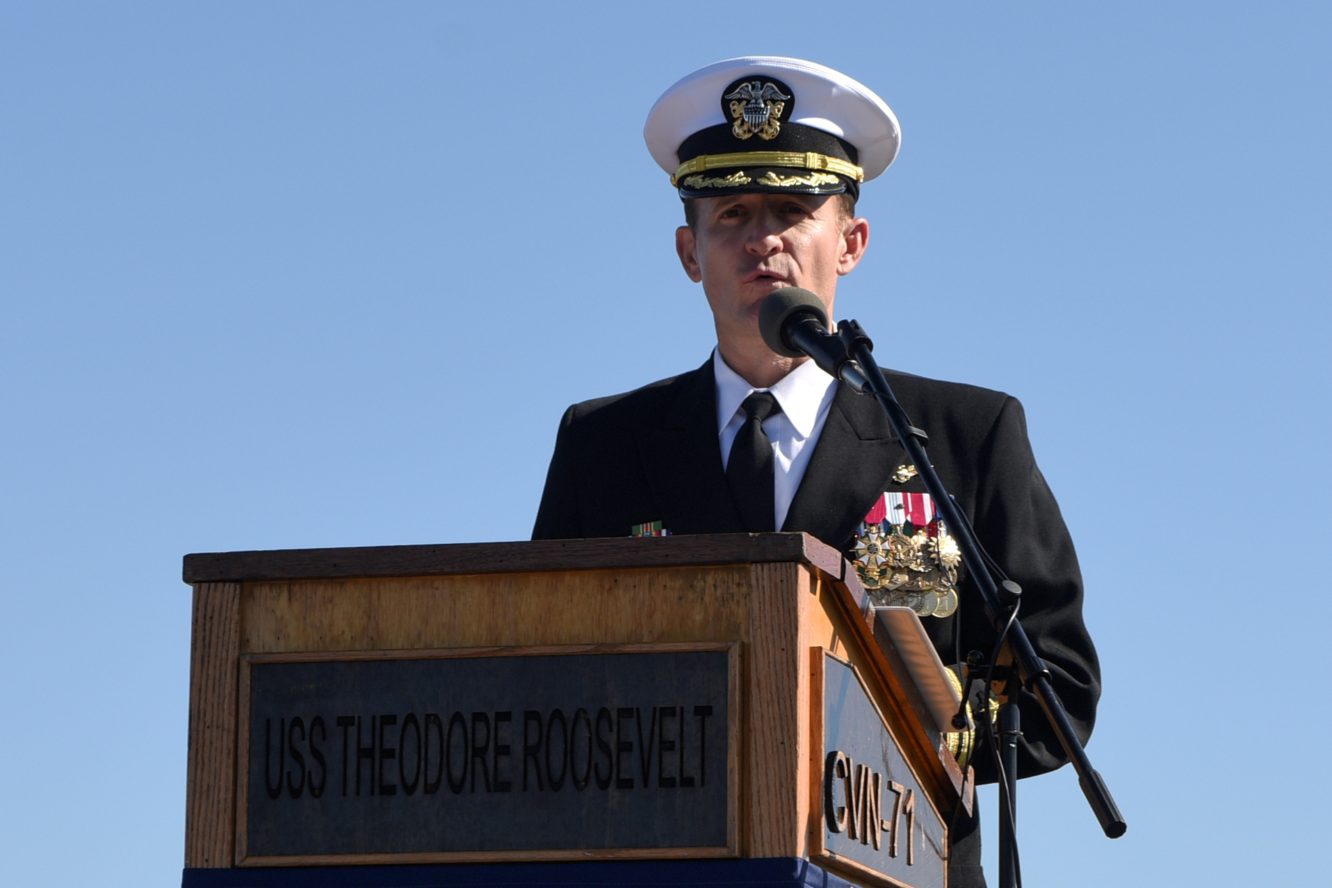FILE PHOTO: Captain Brett Crozier addresses the crew for the first time as commanding officer of the aircraft carrier USS Theodore Roosevelt during a change of command ceremony on the ship’s flight deck in San Diego, California, U.S. November 1, 2019. Picture taken November 1, 2019. U.S. Navy/Mass Communication Specialist 3rd Class Sean Lynch/Handout via REUTERS./File Photo