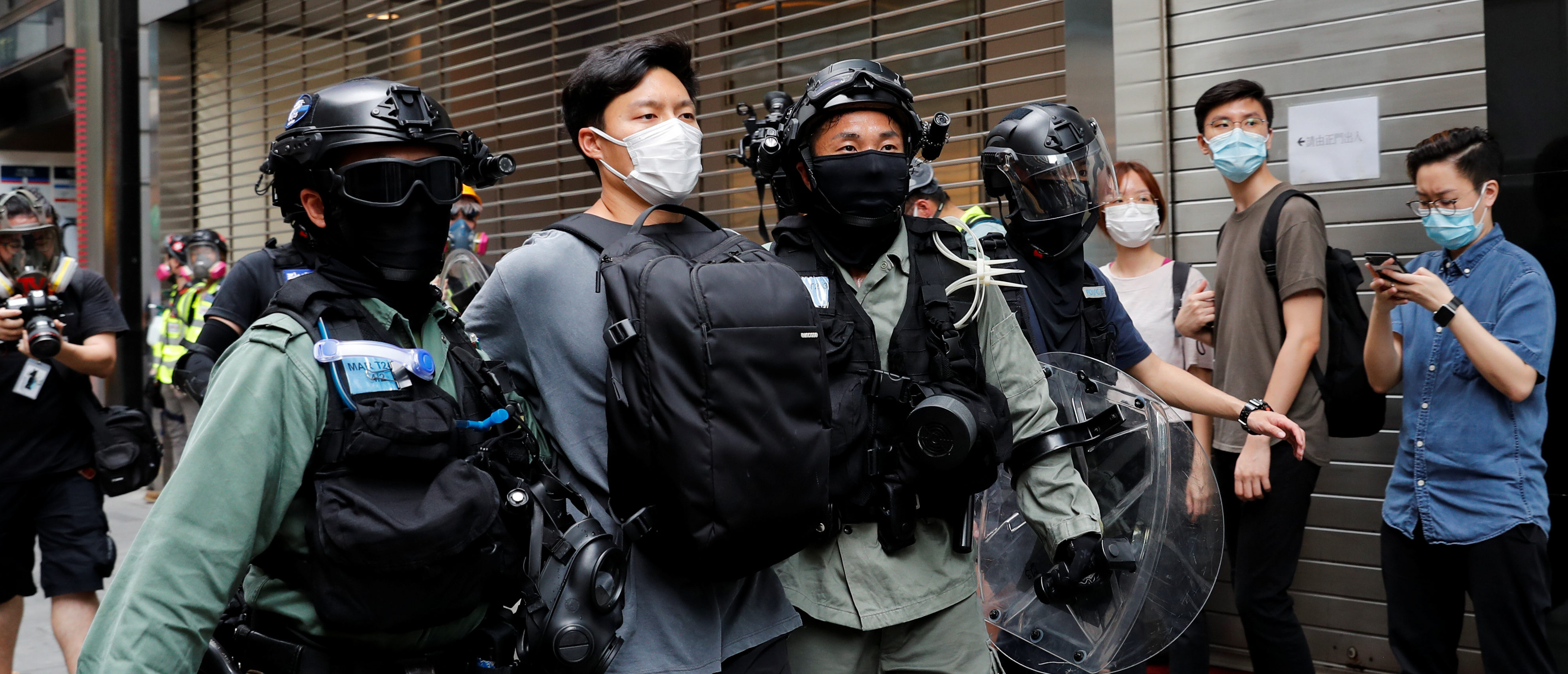 Riot police officers detain a demonstrator during a protest against the second reading of a controversial national anthem law in Hong Kong, China May 27, 2020. REUTERS/Tyrone Siu - RC2TWG9CRF57