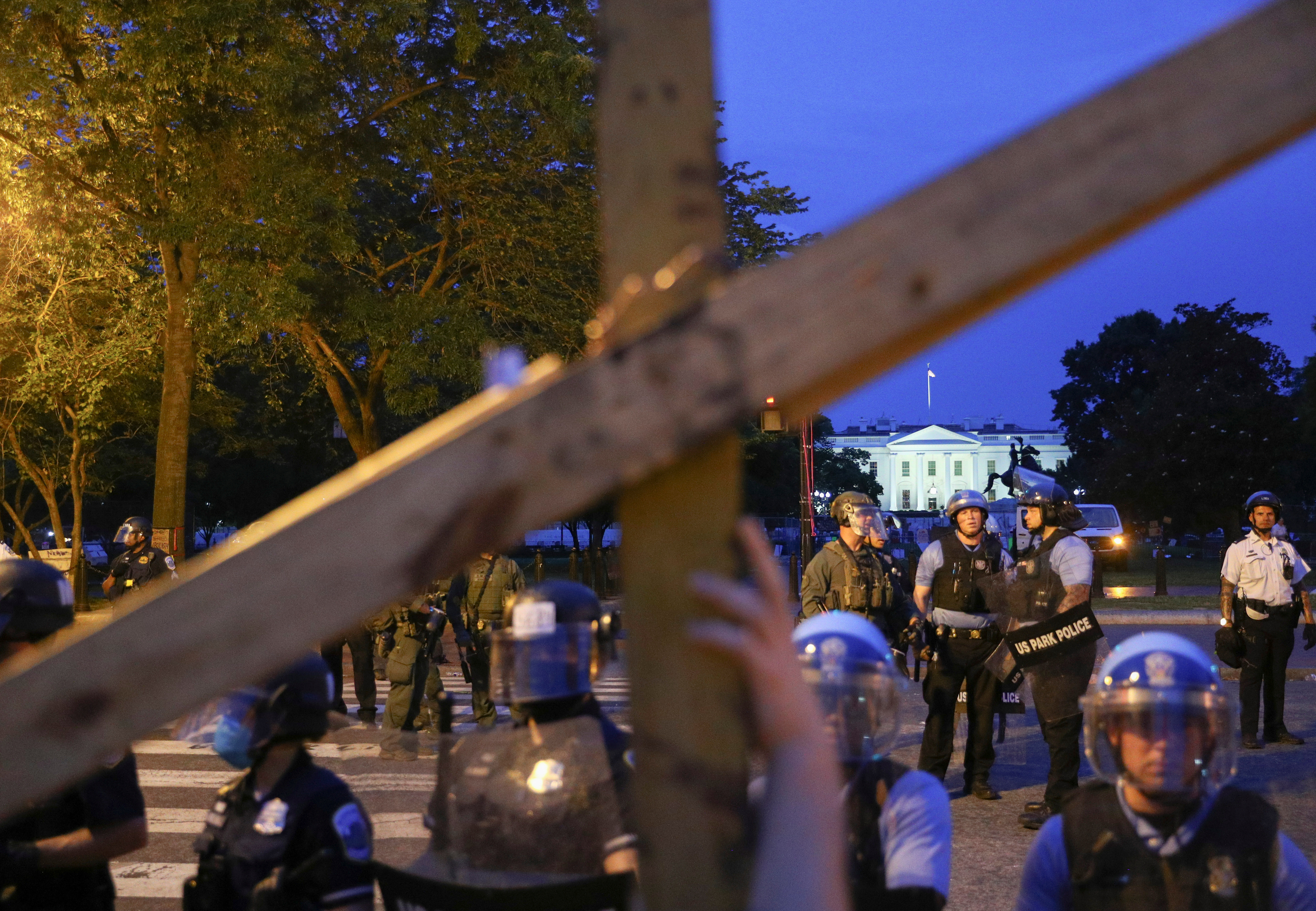Protestors and police face off at Lafayette Park in front of the White House after police clashed with demonstrators trying to pull down the statue of U.S. President Andrew Jackson in the park during racial inequality protests in Washington, U.S., June 22, 2020. REUTERS/Tom Brenner