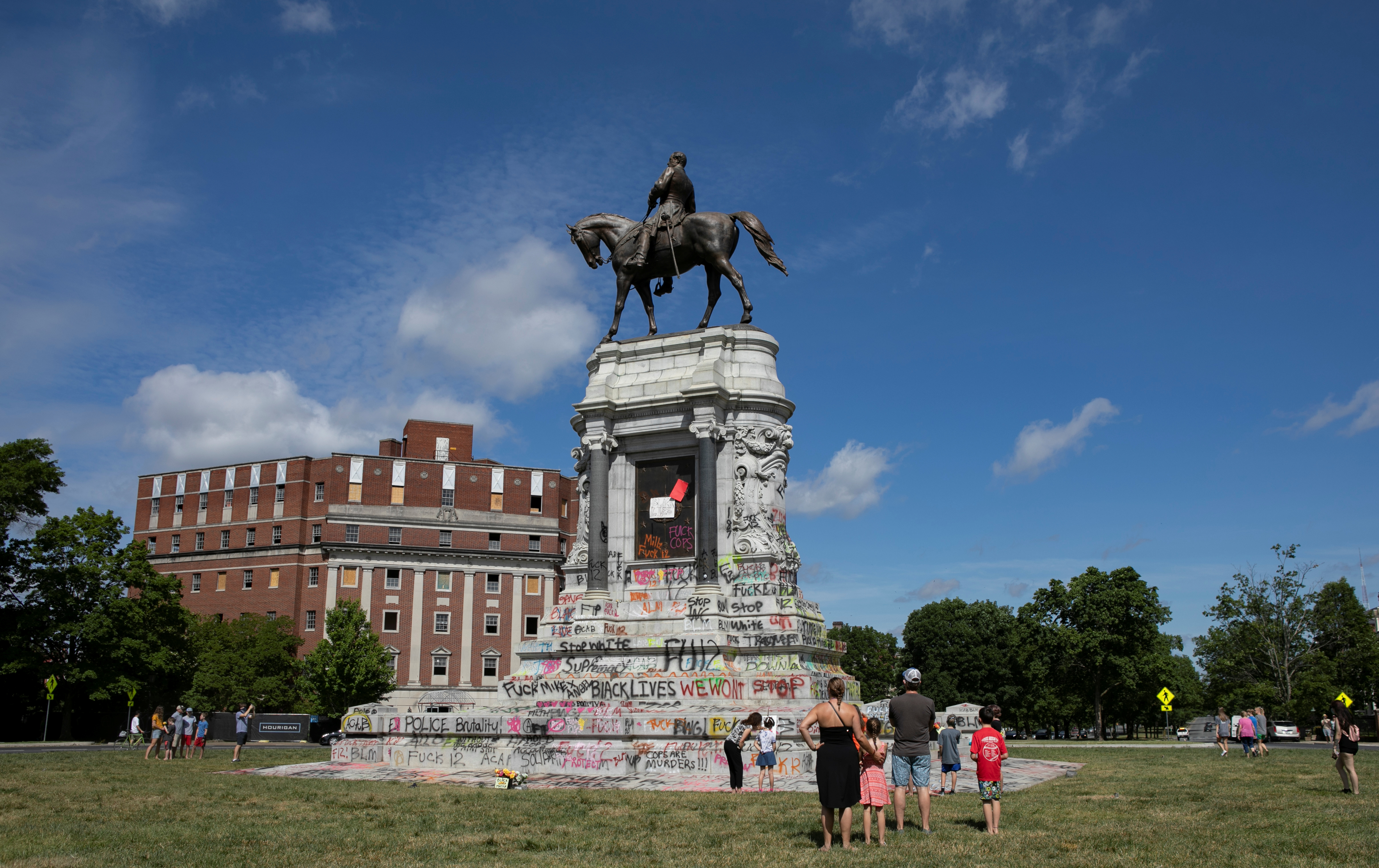 SENSITIVE MATERIAL. People visit a monument of Confederate general Robert E. Lee after Virginia Governor Ralph Northam ordered its removal after widespread civil unrest following the death in Minneapolis police custody of George Floyd, in Richmond, Virginia, U.S. June 5, 2020. REUTERS/Julia Rendleman 
