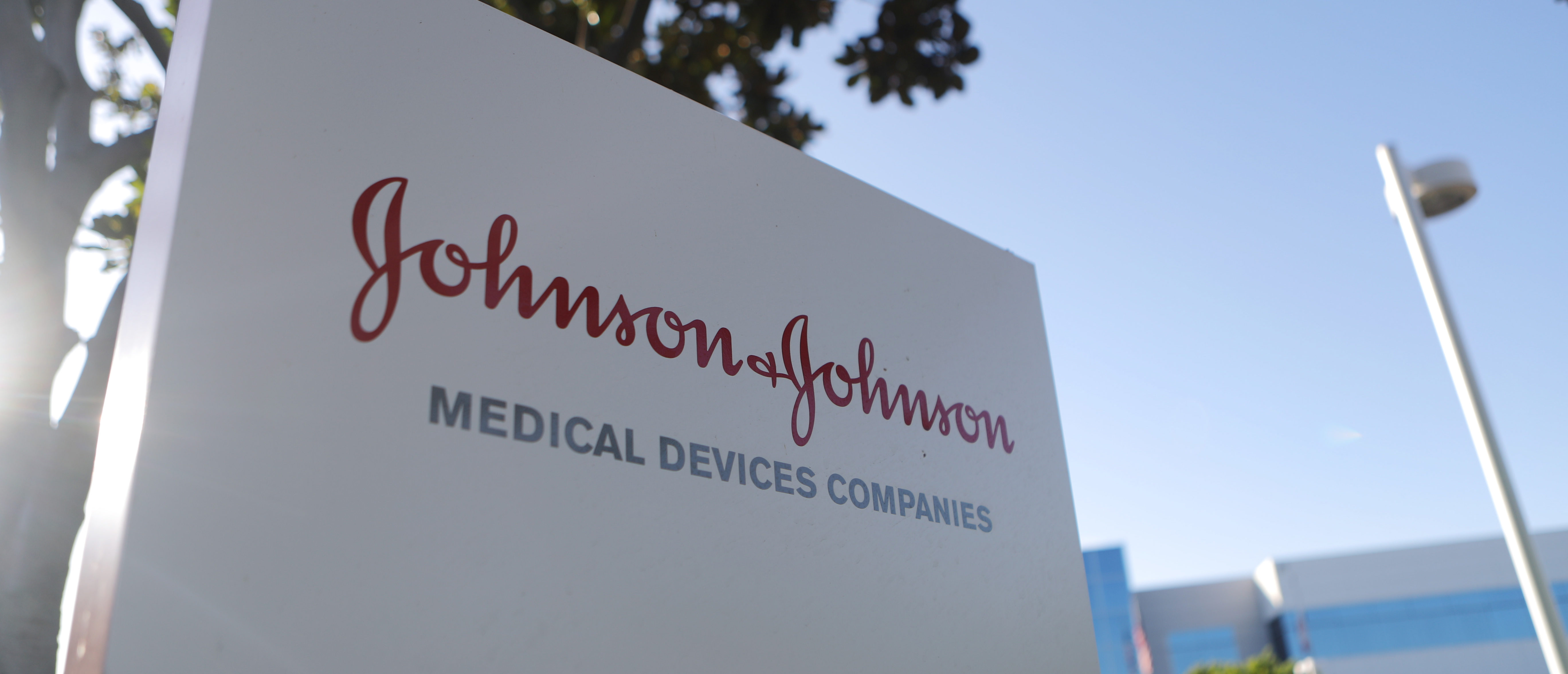 Johnson and johnson. Johnson and Johnson vaccine Covid. Вакцина компании Johnson Johnson. Джонсон энд Джонсон логотип. Johnson Johnson вакцина коронавирус.