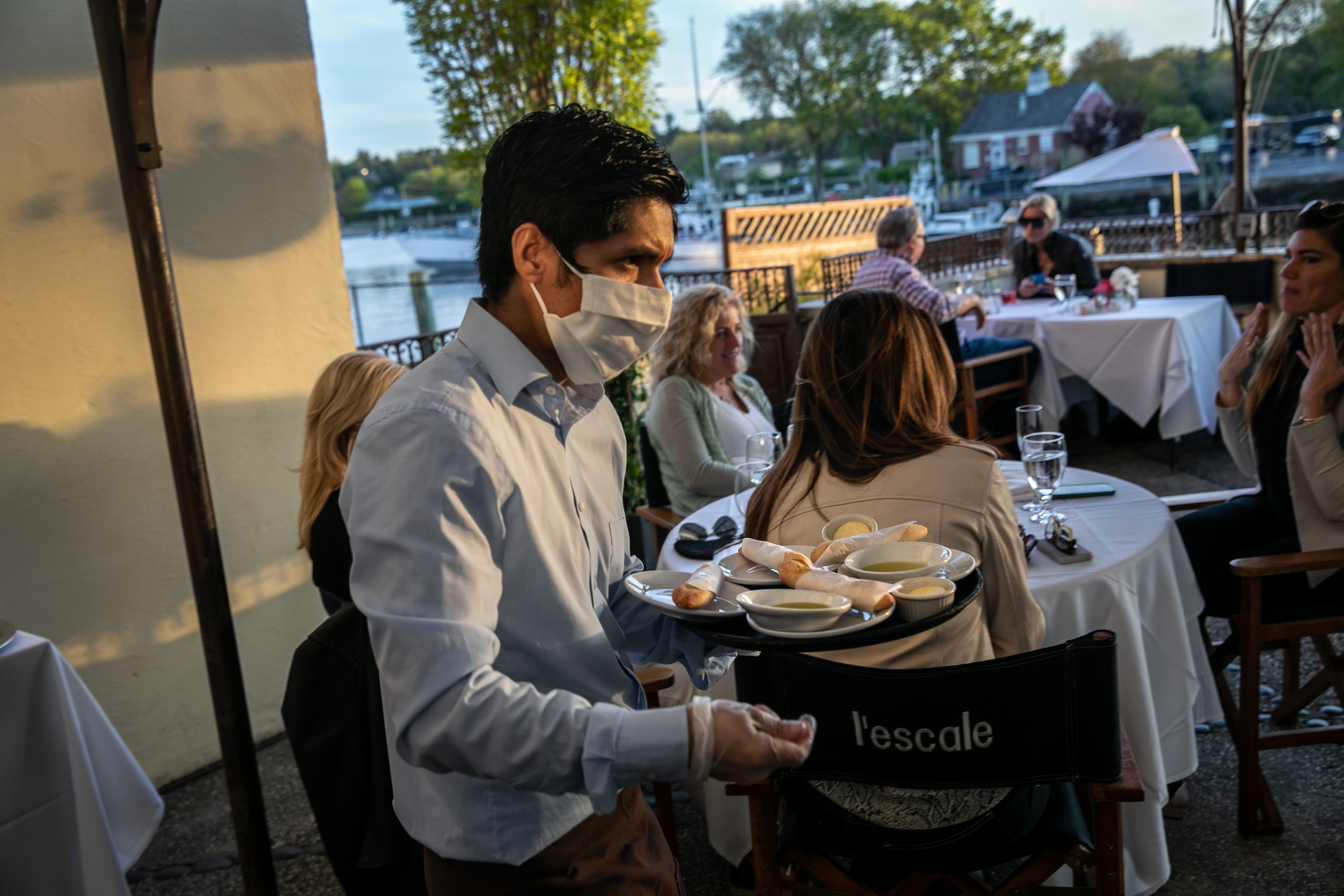 A waiter serves patrons at L'escale restaurant on May 20, 2020 in Greenwich, Connecticut. (Photo: John Moore/Getty Images)