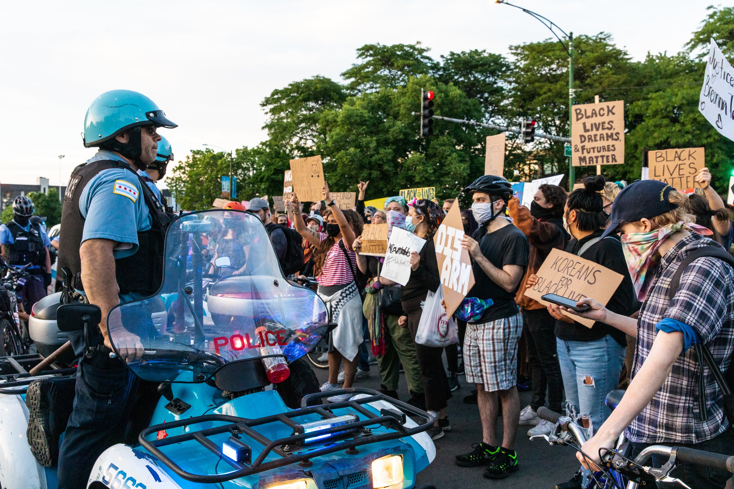 Protesters chant and wave signs at Chicago police during a protest on June 06, 2020 in Chicago, Illinois. (Photo: Natasha Moustache/Getty Images)