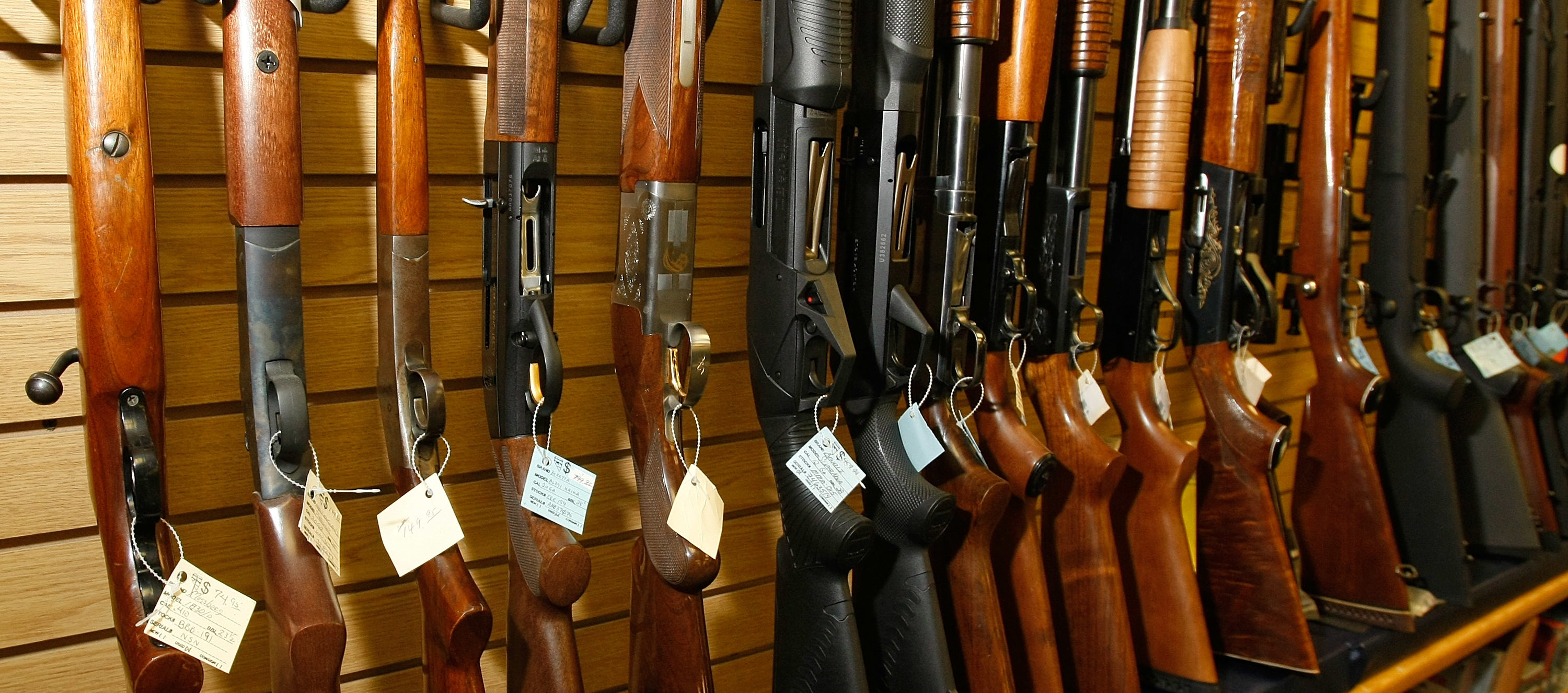 Покупка продажа оружия. Оружие. Оружейный магазин. Оружейный магазин в Америке. Владение оружием.