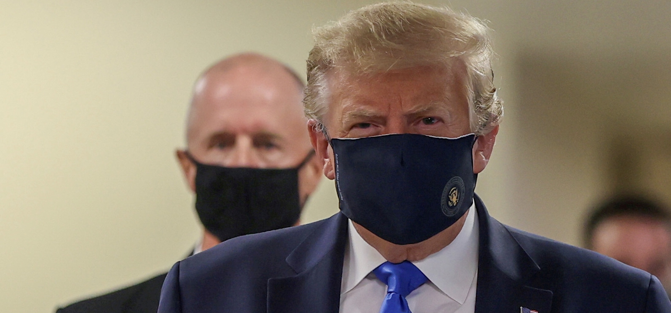 U.S. President Donald Trump wears a mask while visiting Walter Reed National Military Medical Center in Bethesda, Maryland, U.S., July 11, 2020. REUTERS/Tasos Katopodis TPX IMAGES OF THE DAY