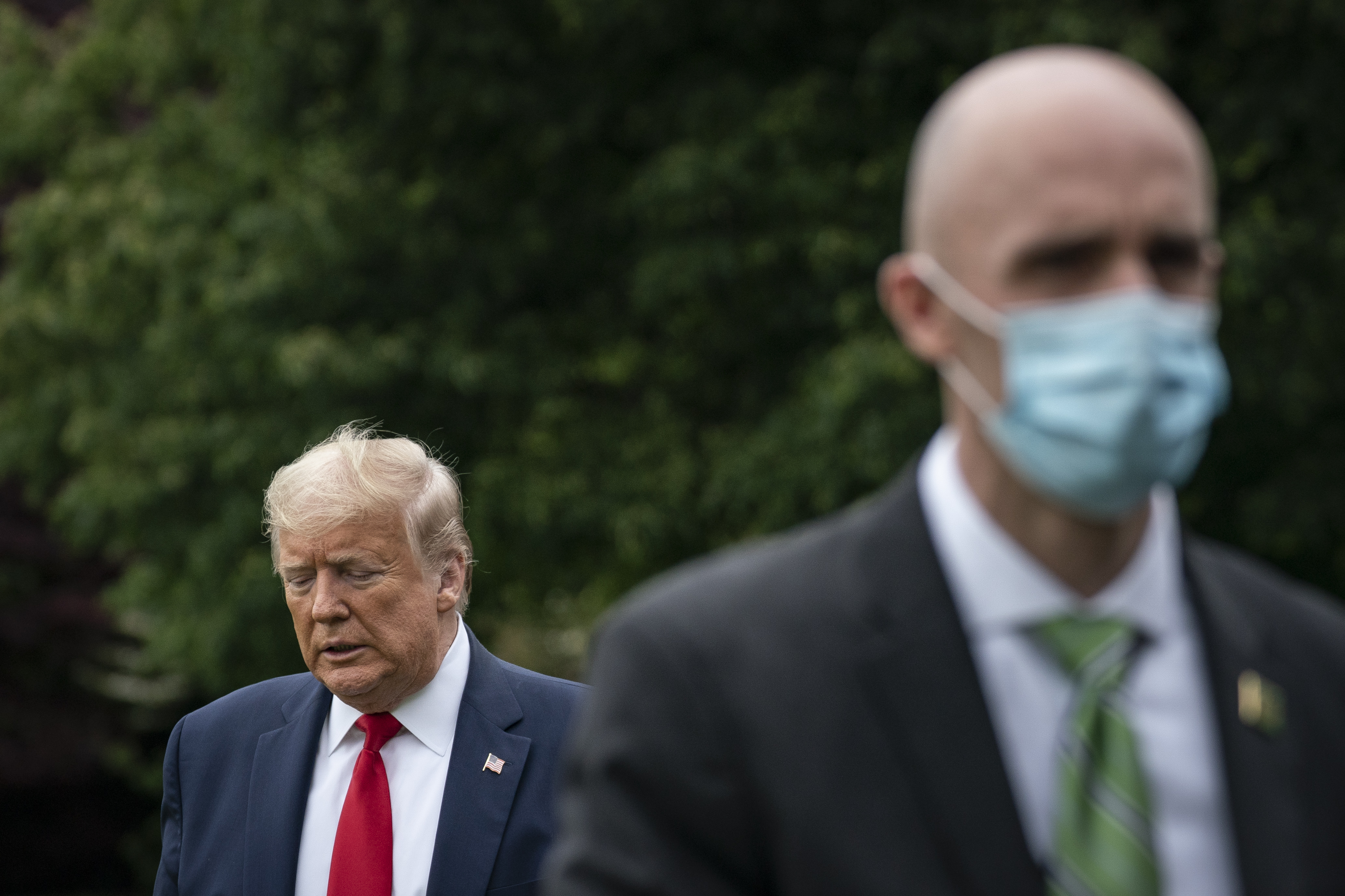 A U.S. Secret Service agent wears a face mask as U.S. President Donald Trump walks to Marine One on the South Lawn of the White House on May 14, 2020. (Photo: Drew Angerer/Getty Images)